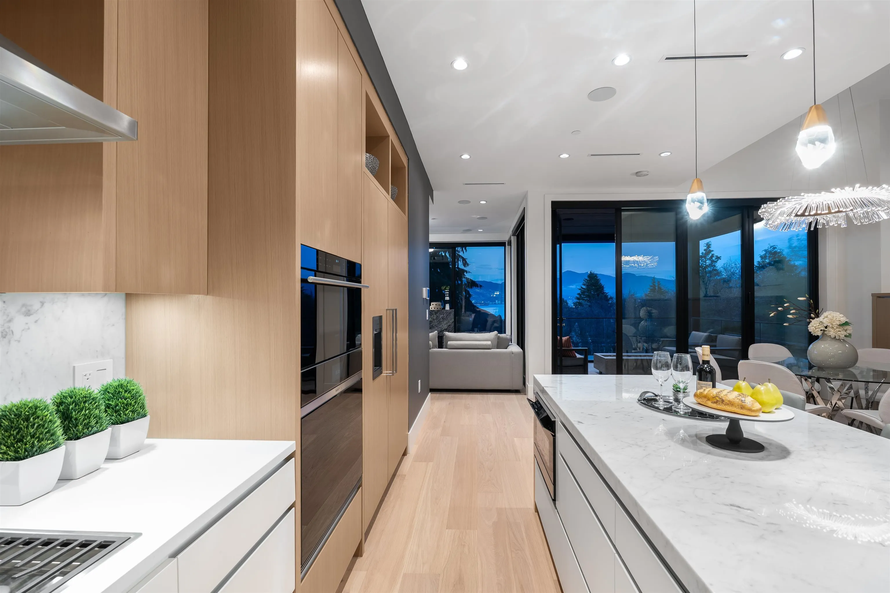 4346 Locarno Crescent