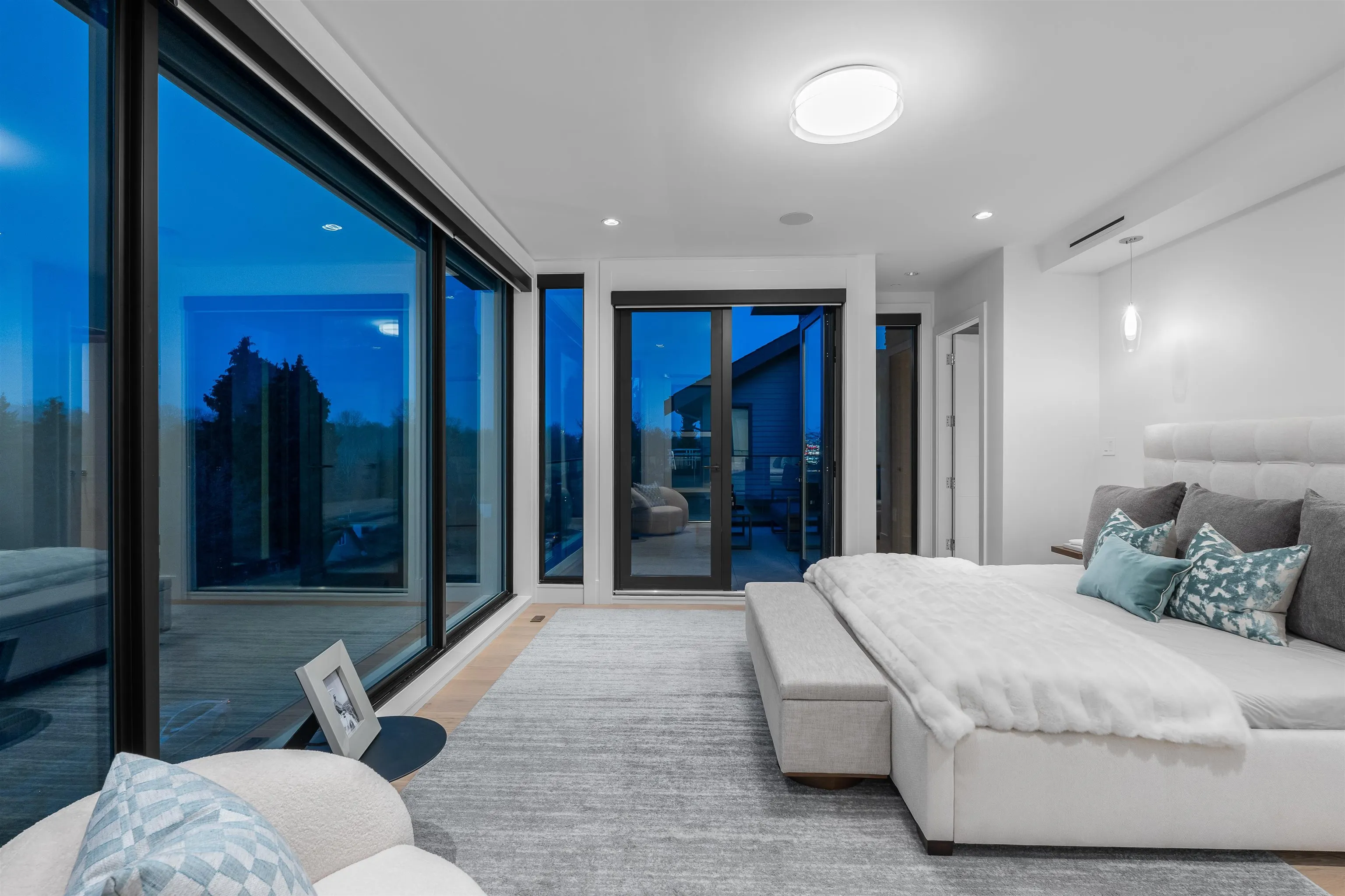 4346 Locarno Crescent