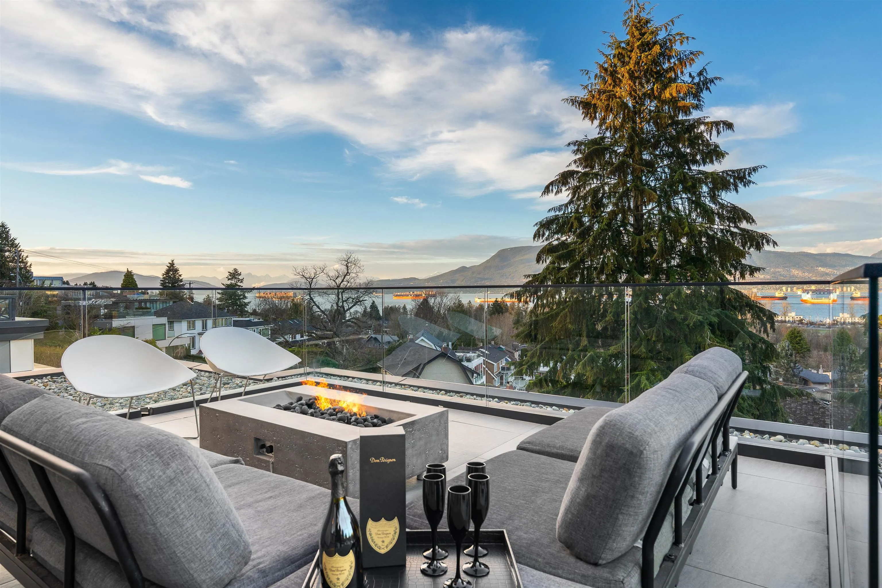 4346 Locarno Crescent