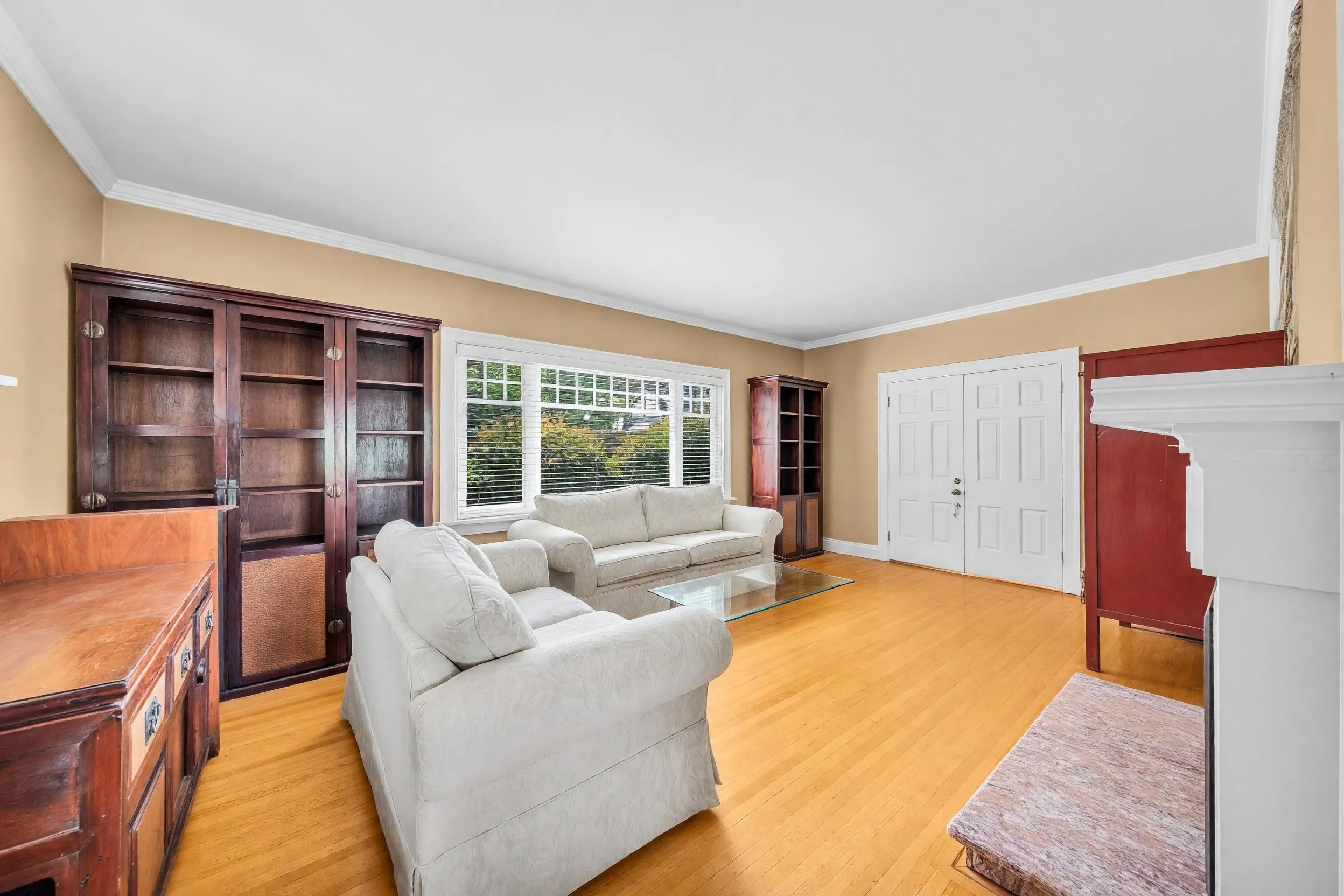 1049 W 33rd Avenue