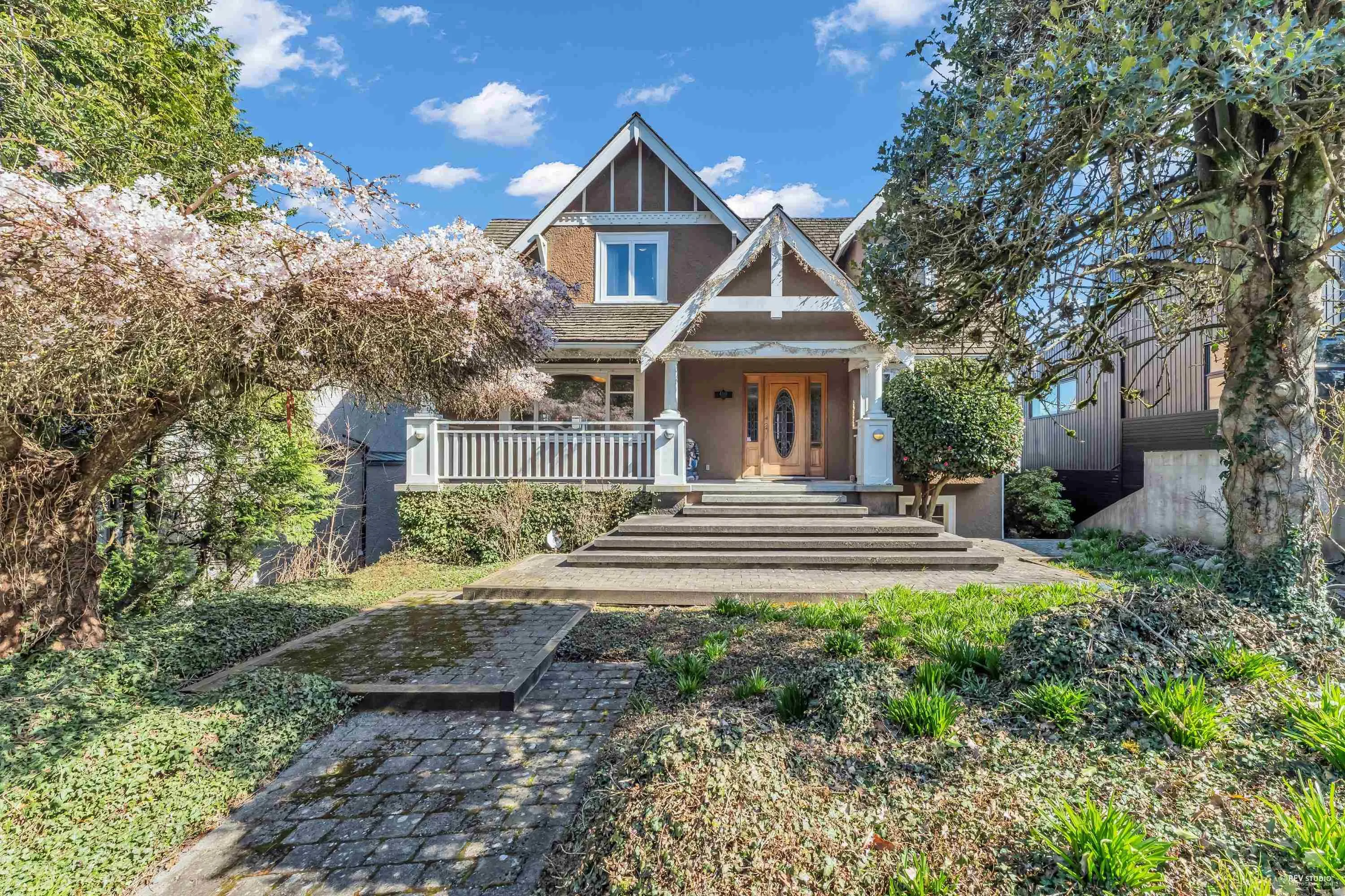 4389 Locarno Crescent