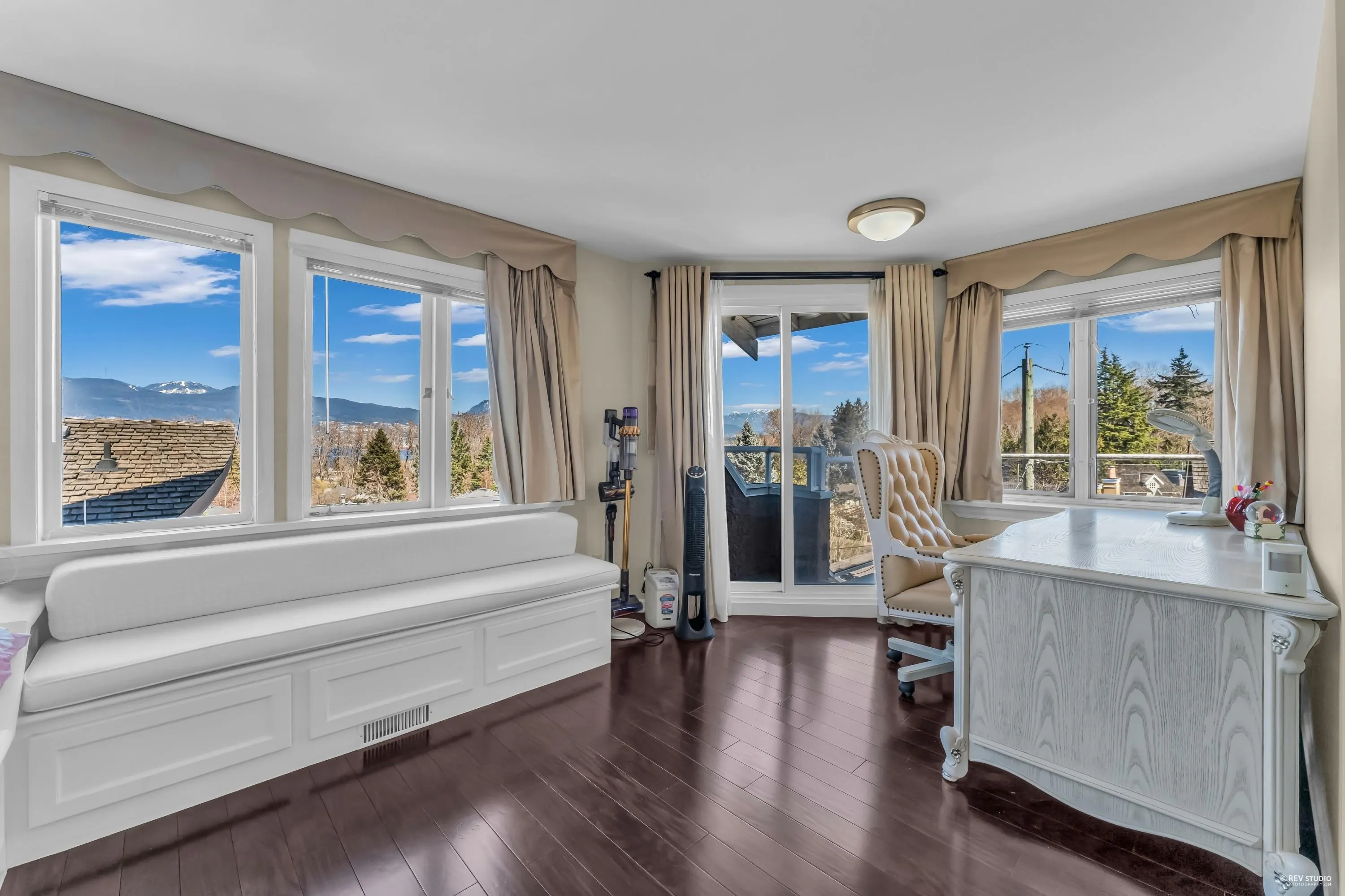 4389 Locarno Crescent