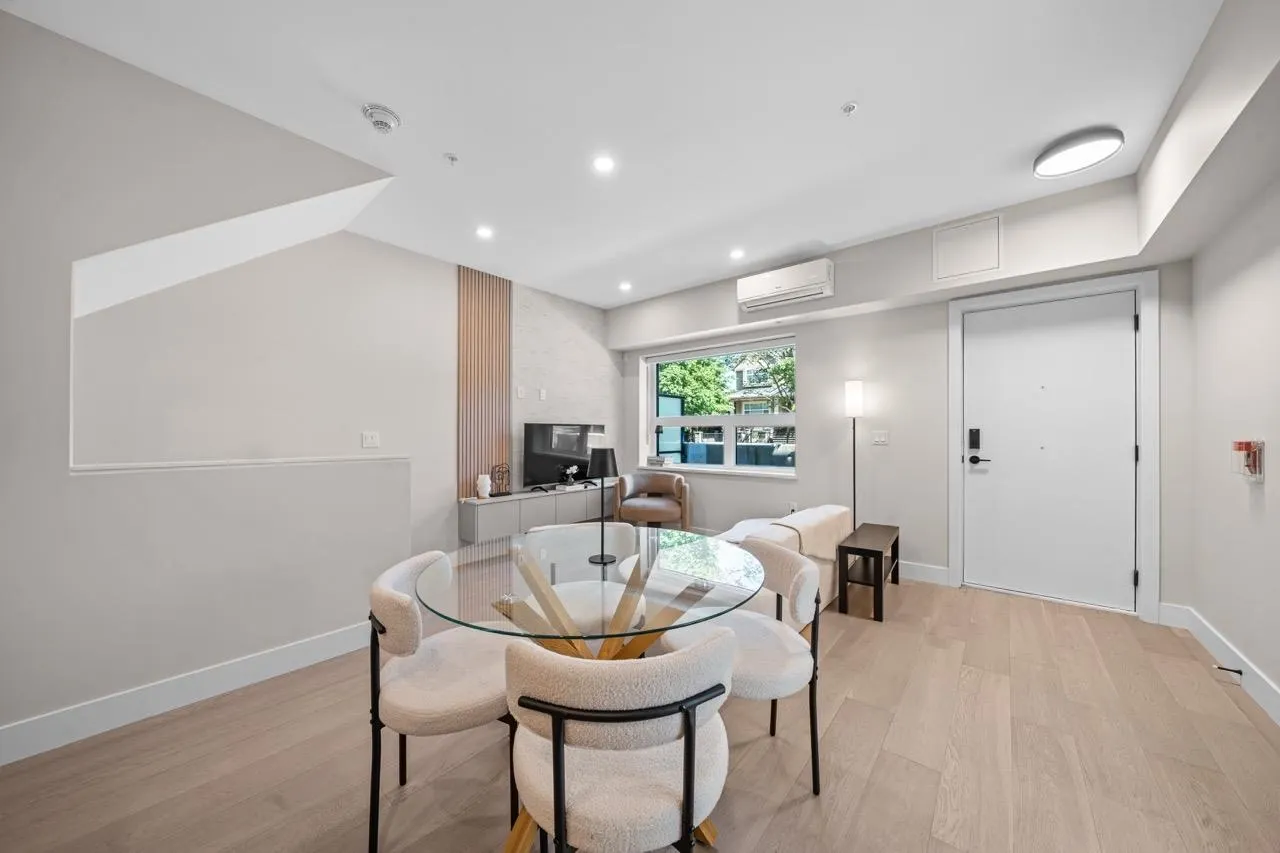 130 W Woodstock Avenue