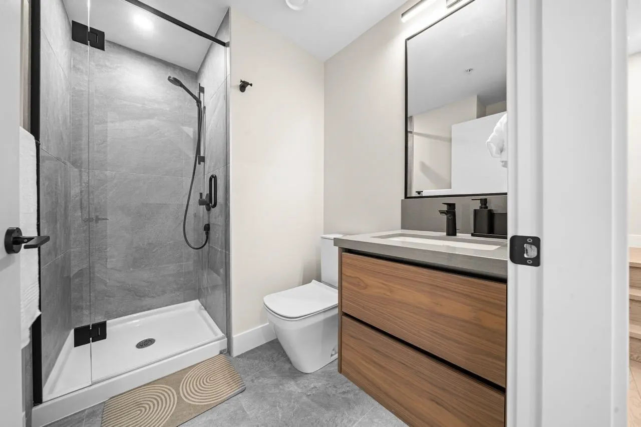 128 W Woodstock Avenue #5