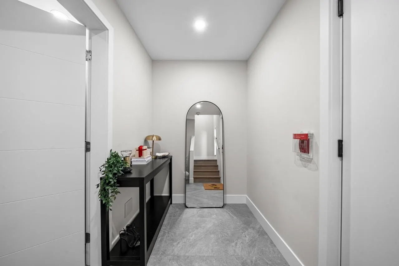 128 W Woodstock Avenue #5