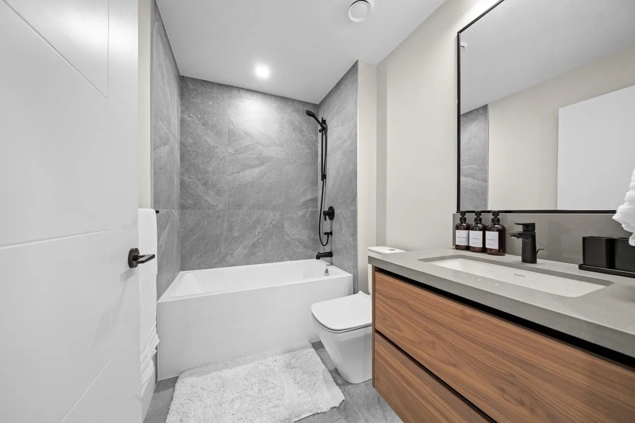 128 W Woodstock Avenue #5