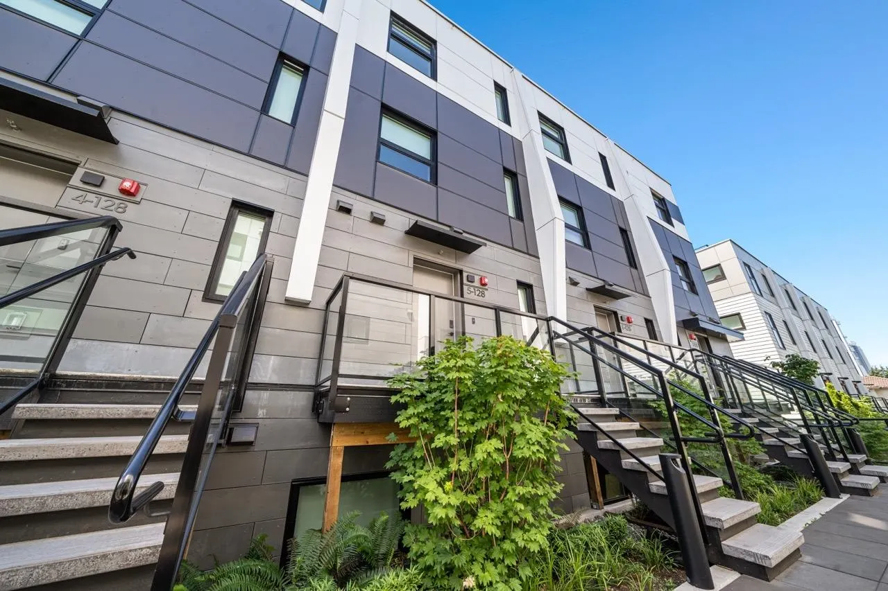 128 W Woodstock Avenue #5