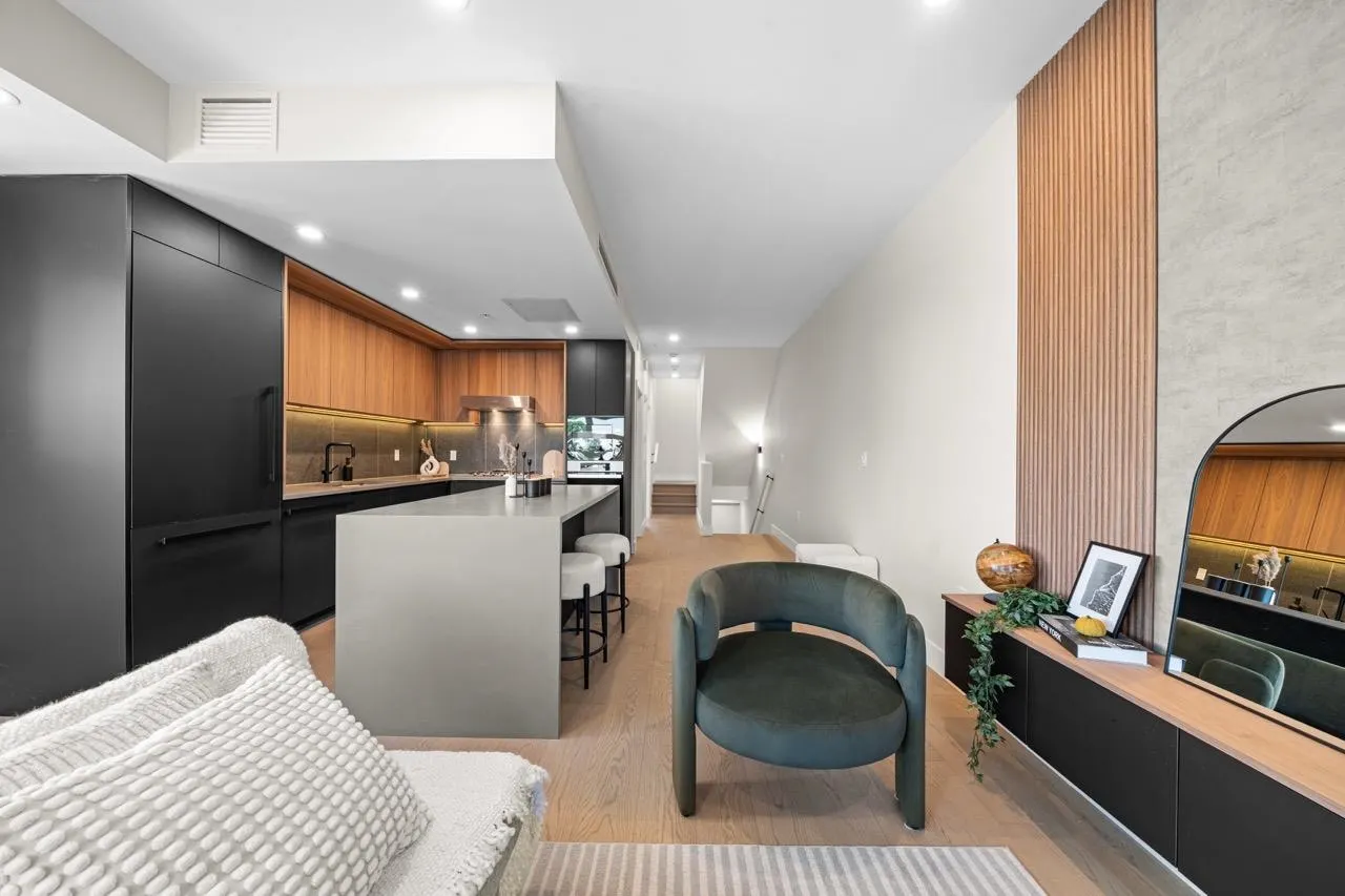 128 W Woodstock Avenue #5
