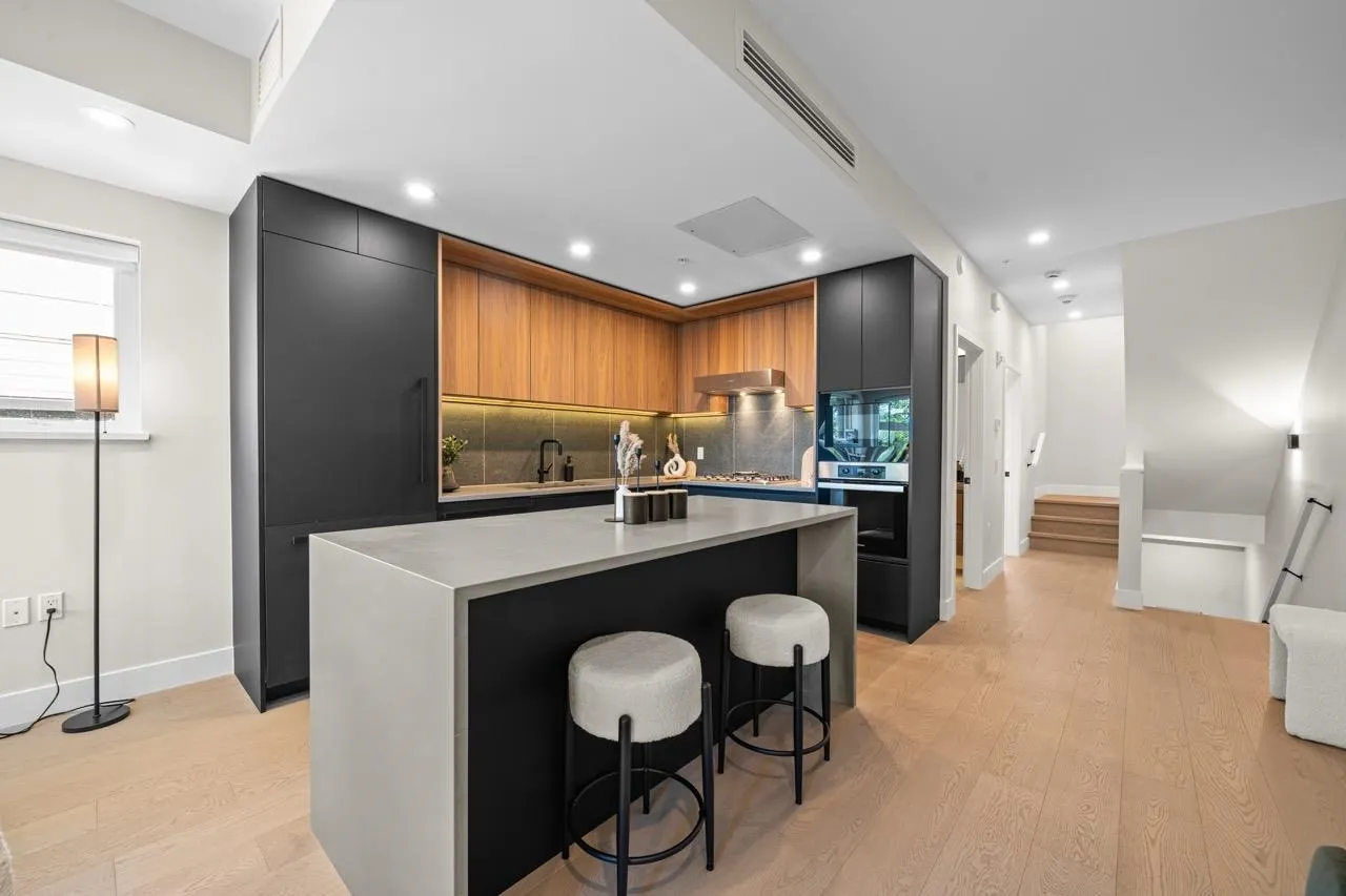 128 W Woodstock Avenue #5