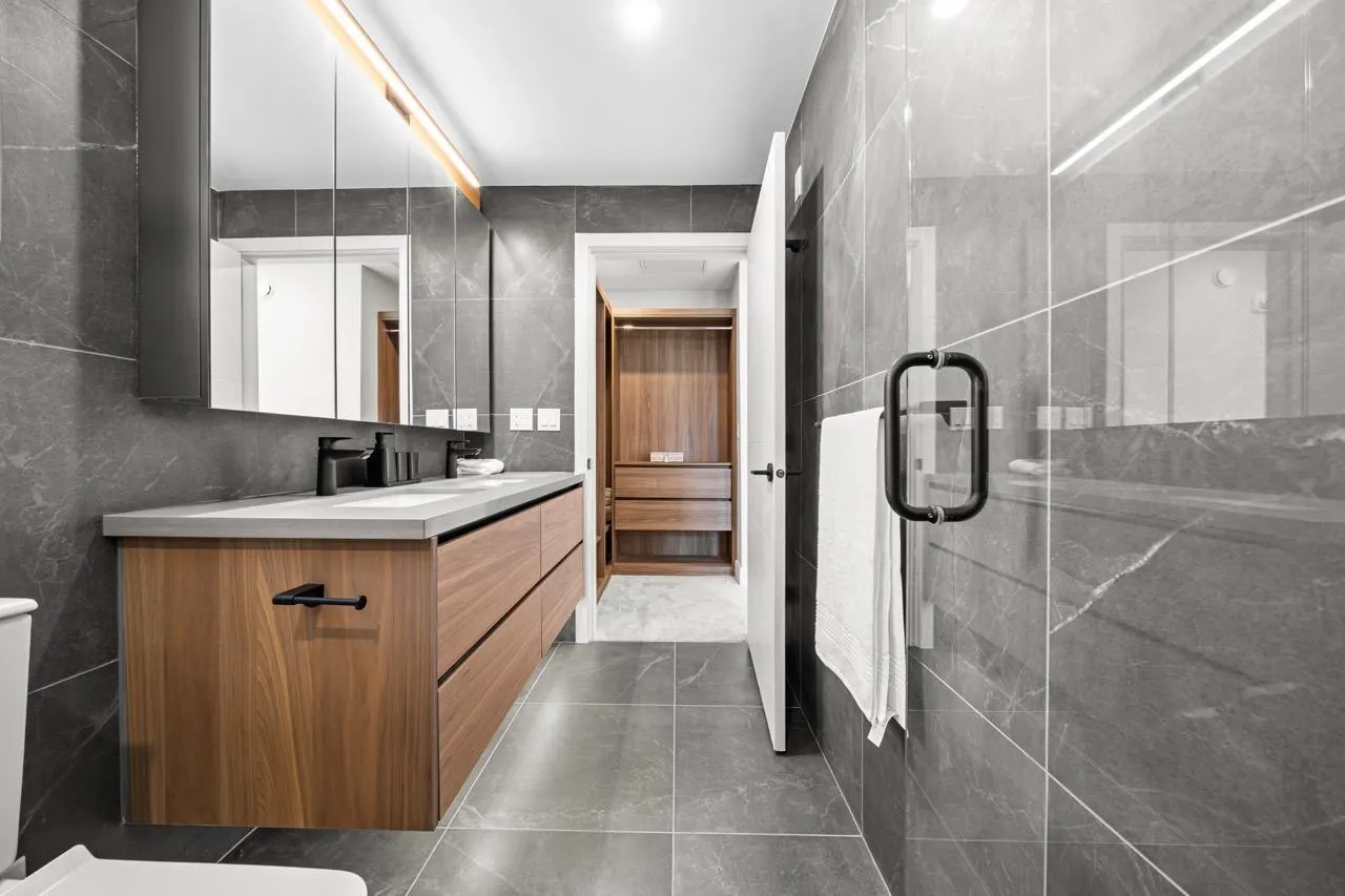 128 W Woodstock Avenue #5