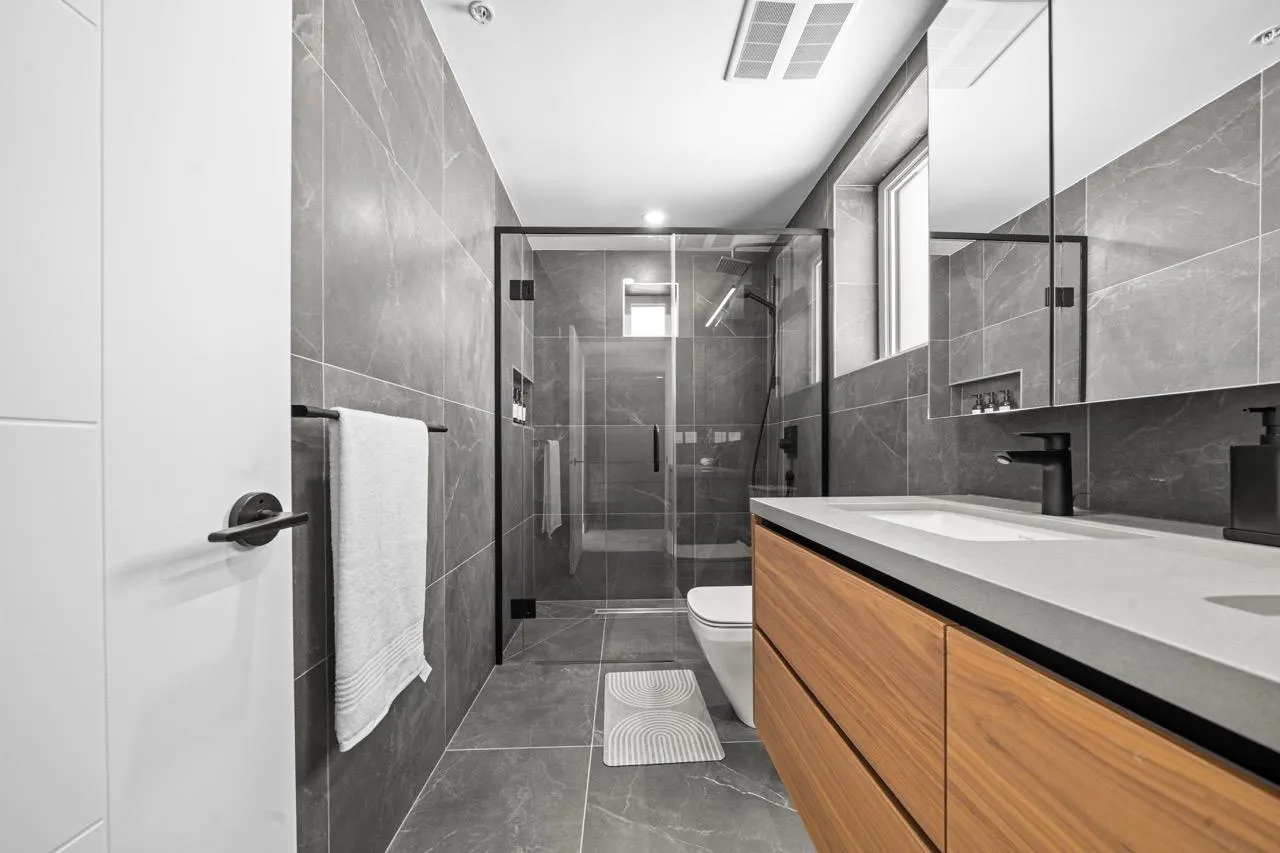 128 W Woodstock Avenue #5