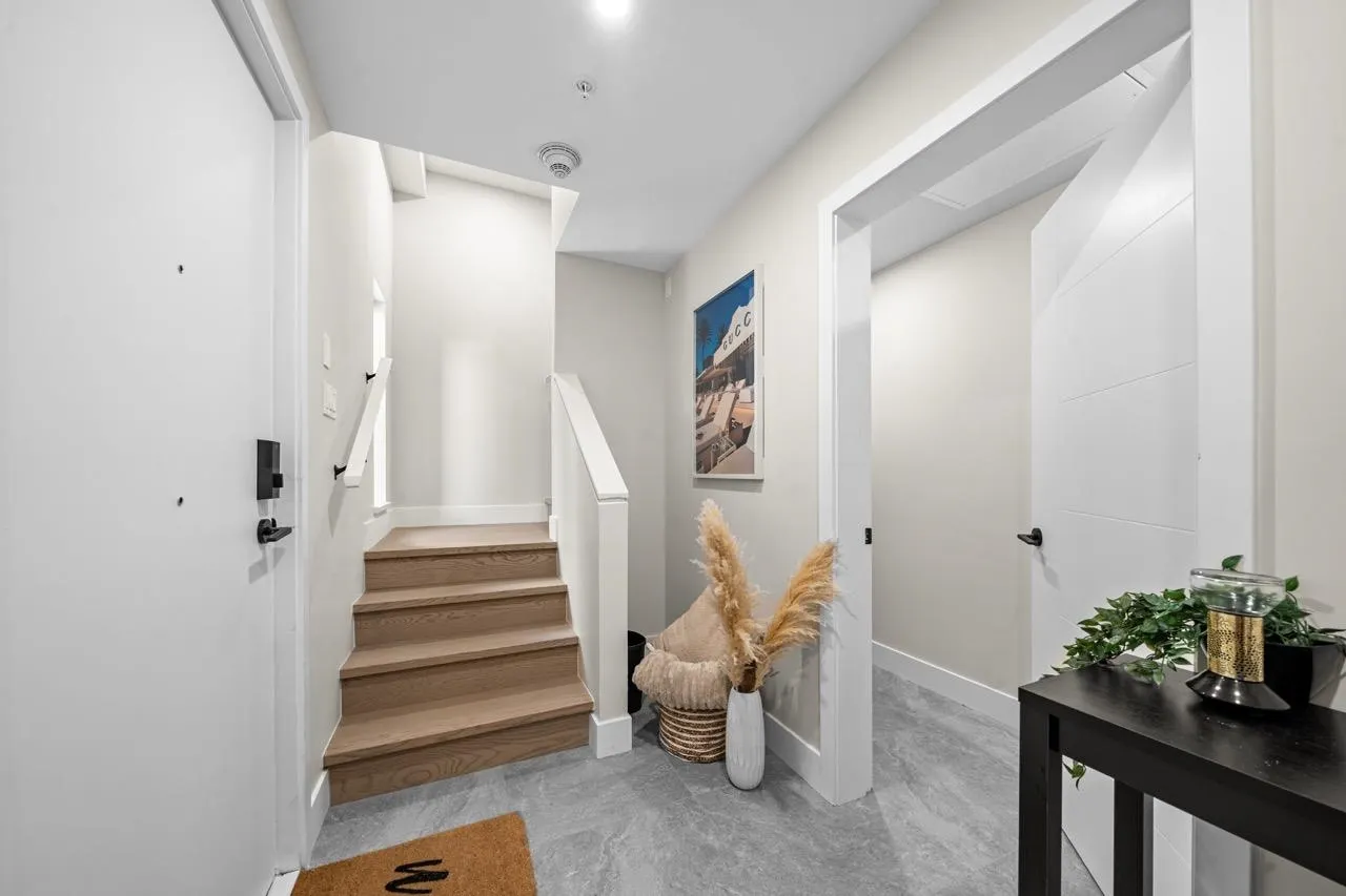 128 W Woodstock Avenue #5