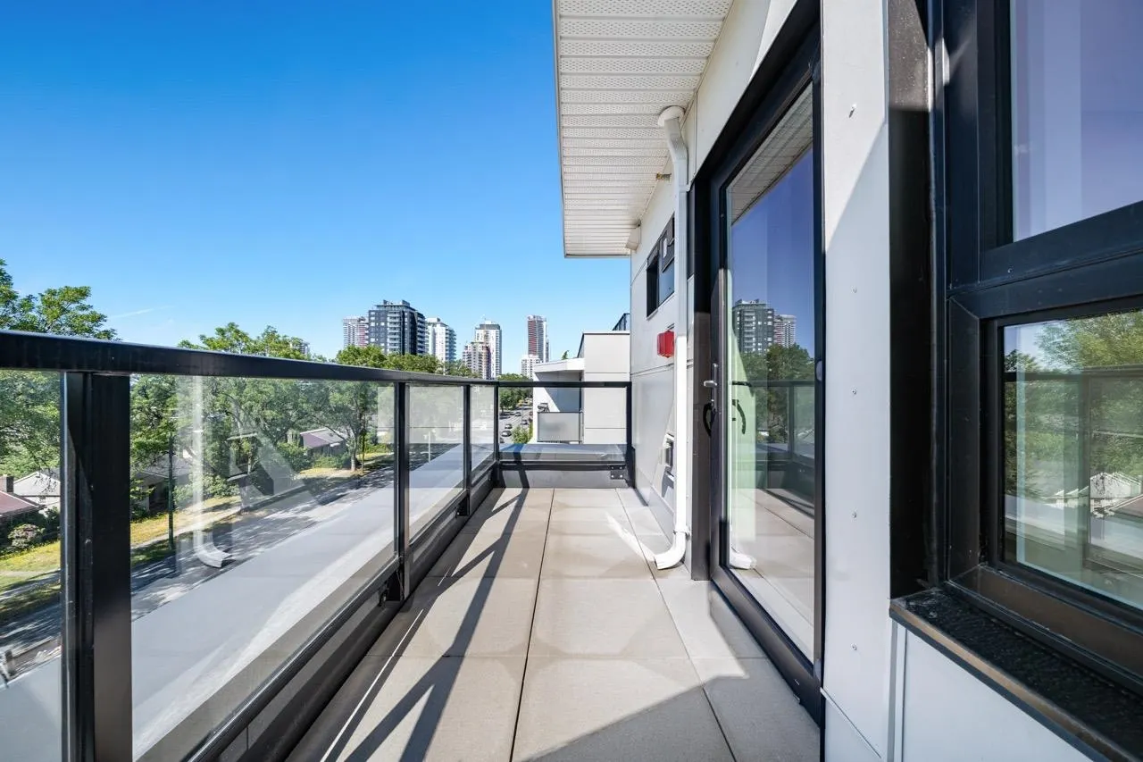 128 W Woodstock Avenue #5