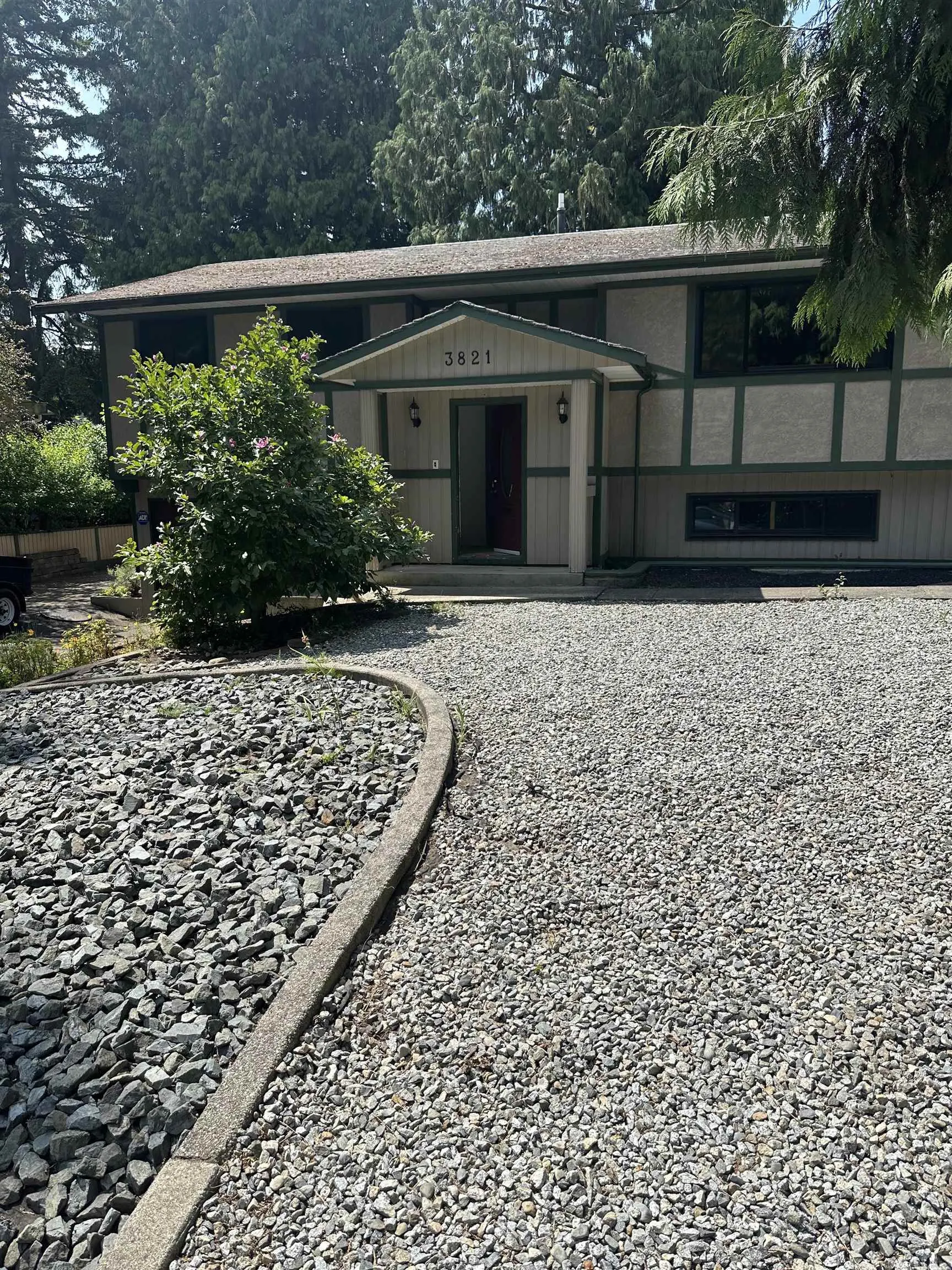 3821 Clematis Crescent