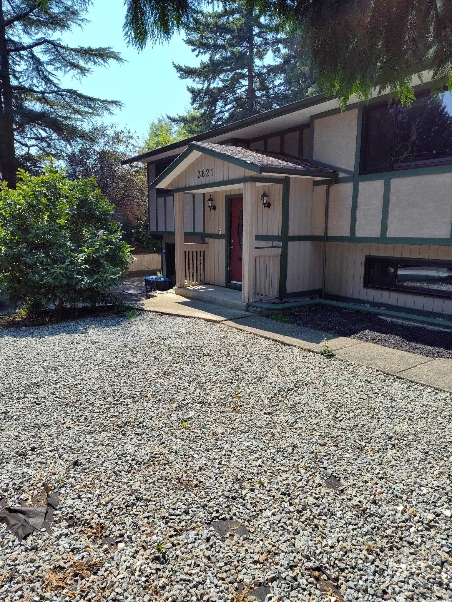 3821 Clematis Crescent