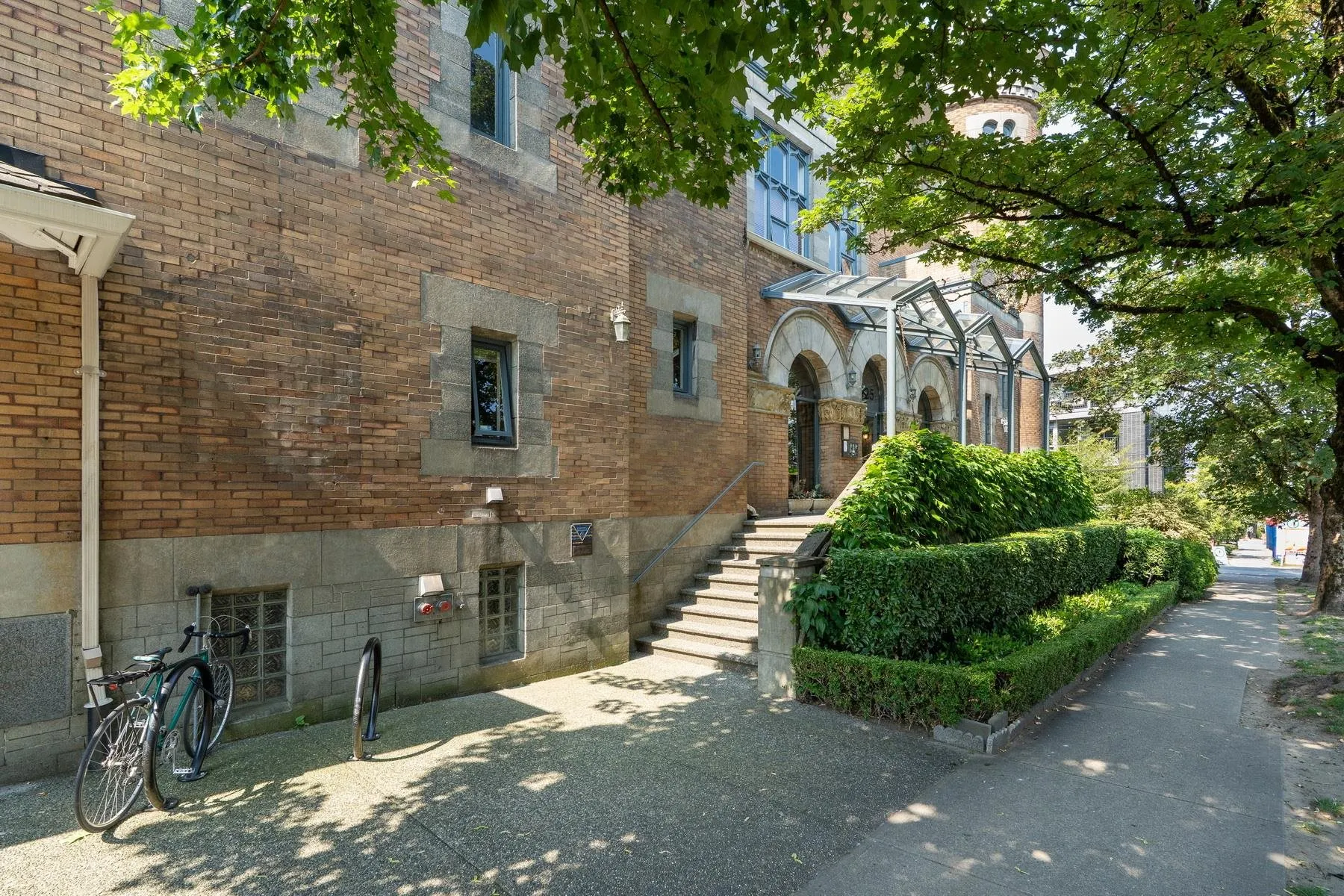 2525 Quebec Street #204