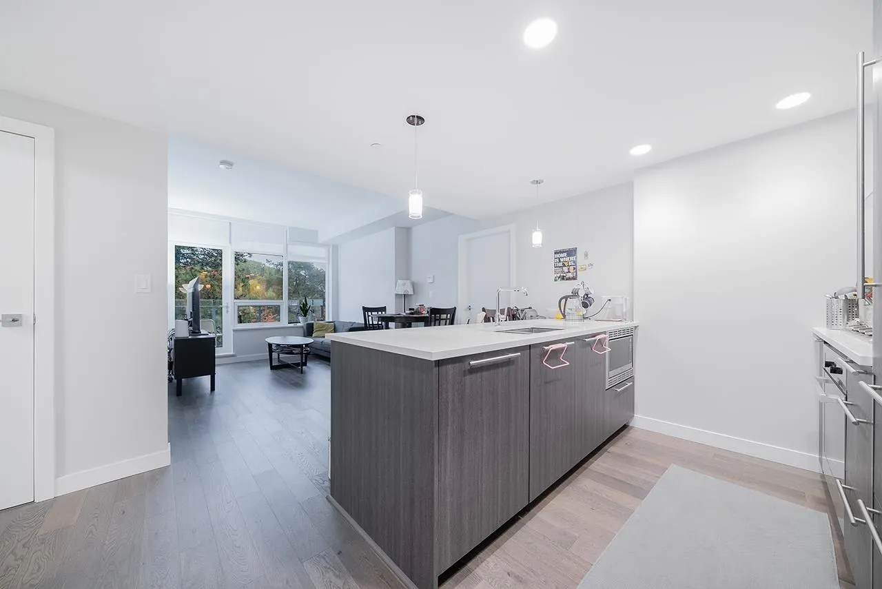 5033 Cambie Street #402
