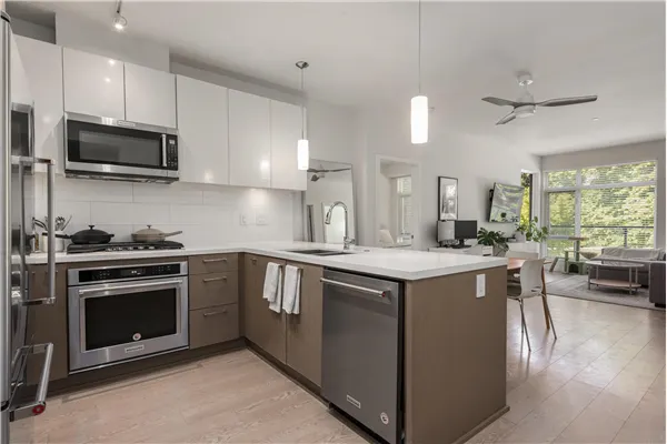 28 E Royal Avenue #206