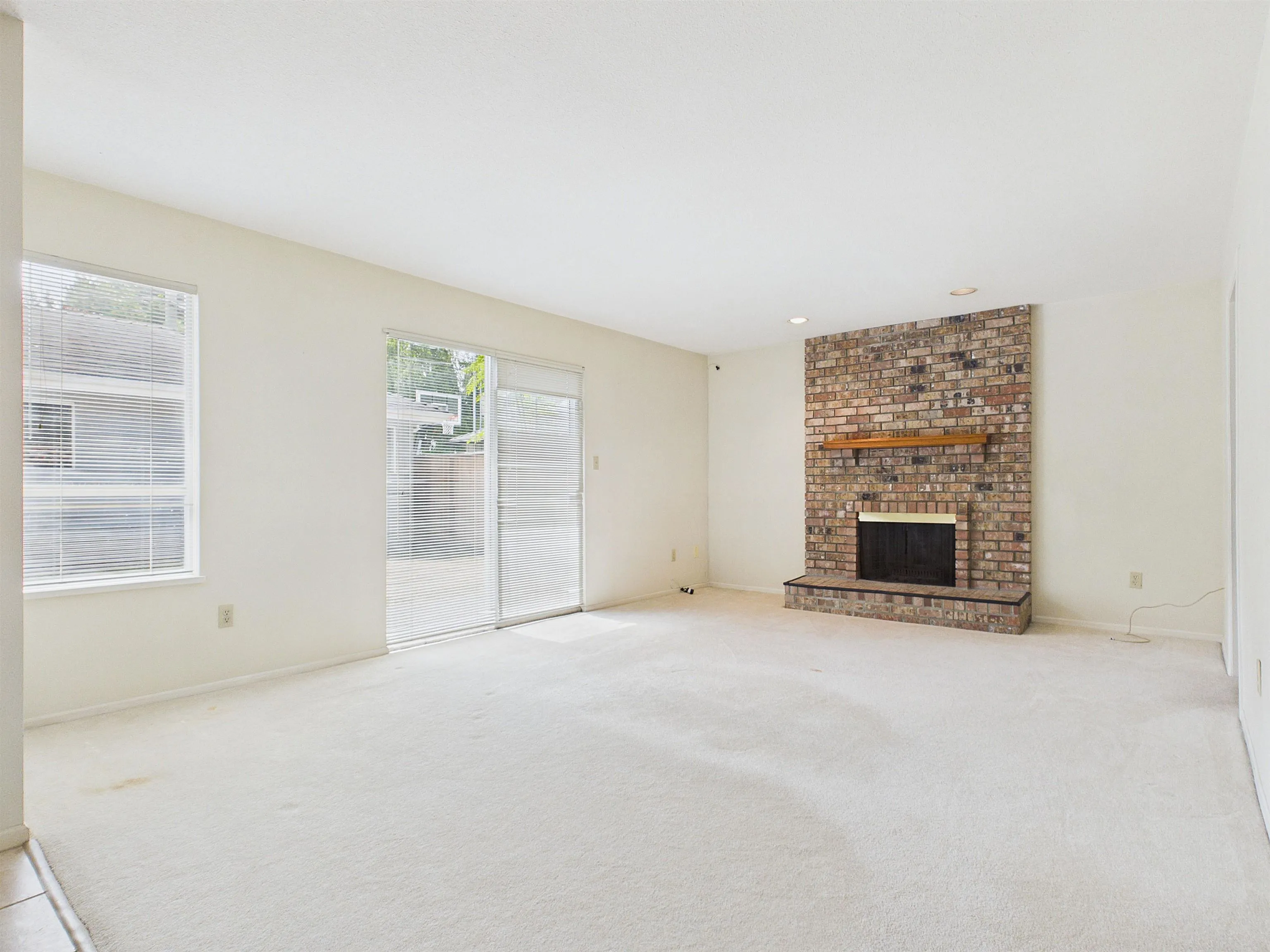 2718 Oliver Crescent