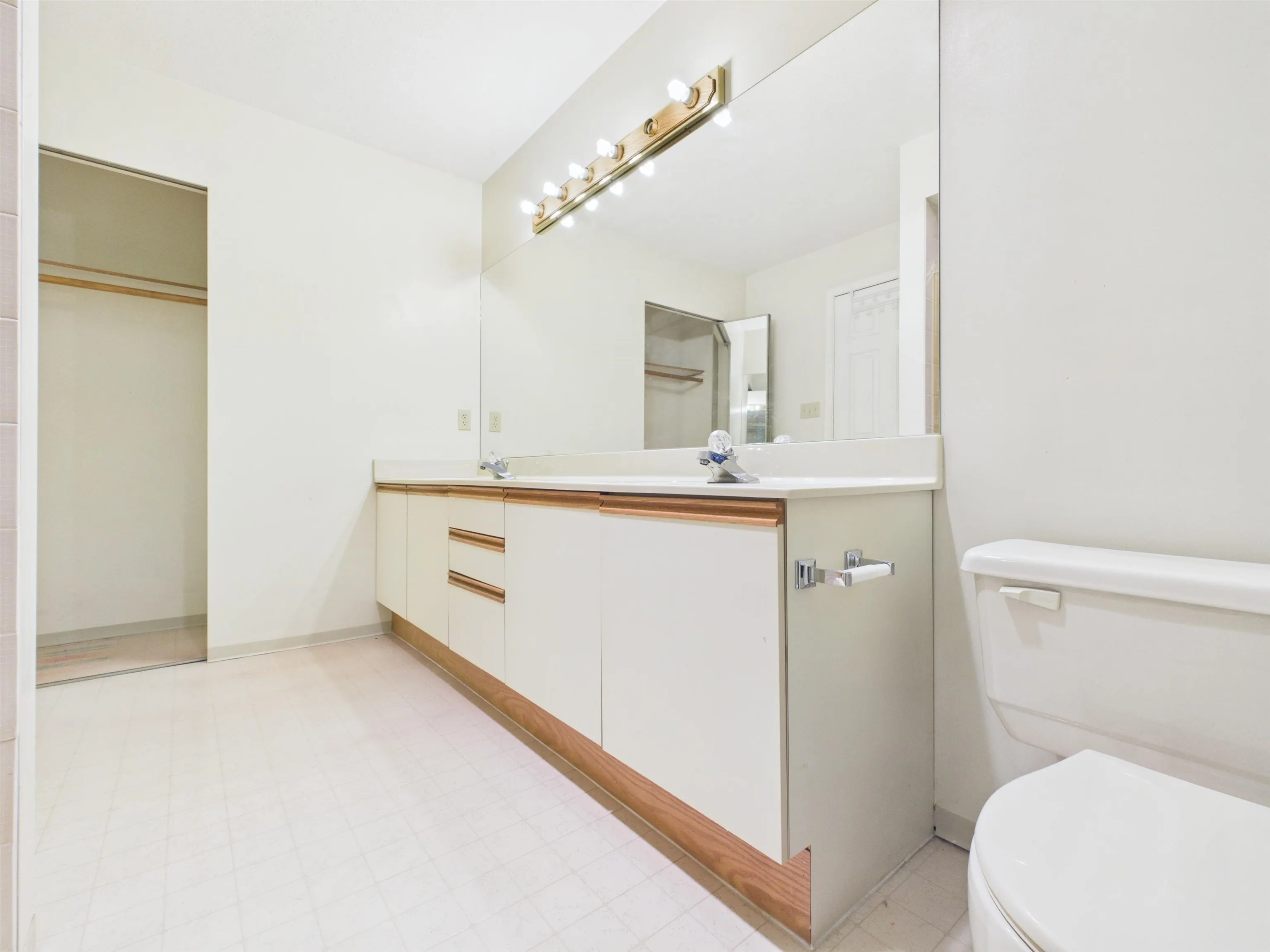 2718 Oliver Crescent