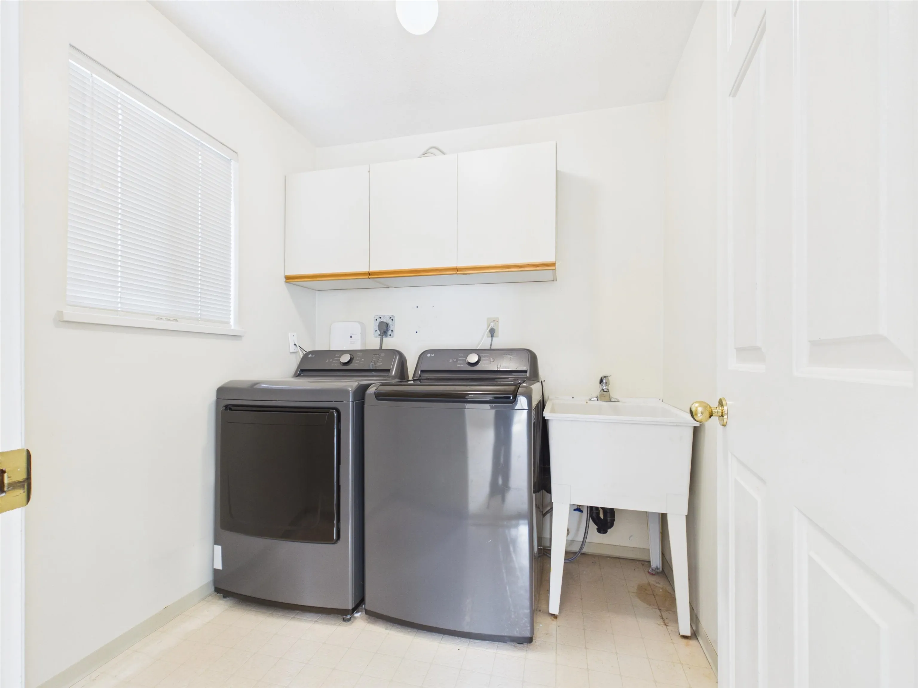 2718 Oliver Crescent