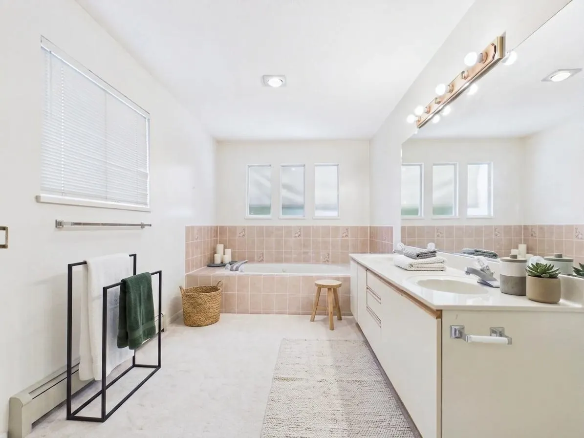 2718 Oliver Crescent