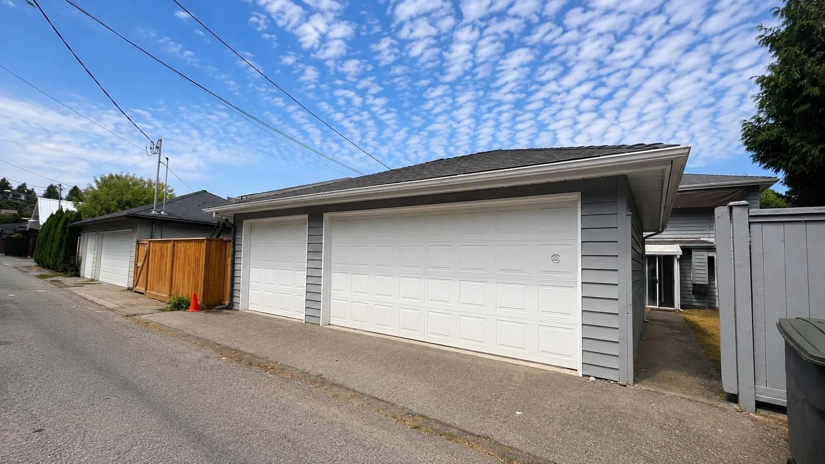 2718 Oliver Crescent