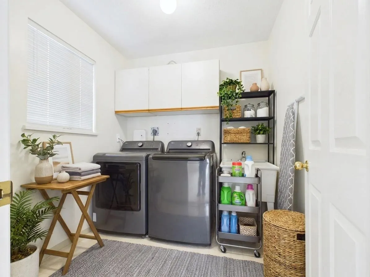 2718 Oliver Crescent