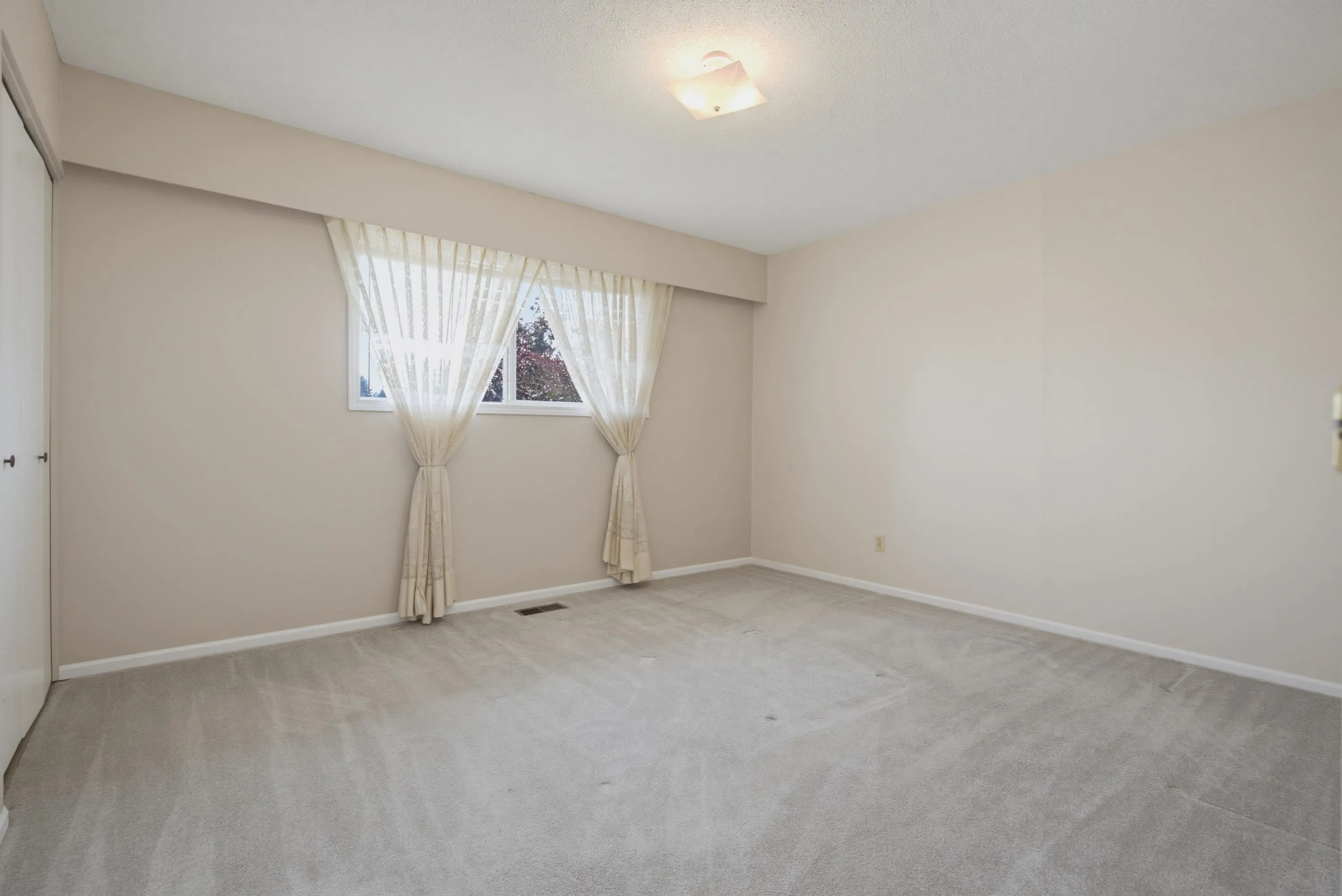 32659 Willingdon Crescent