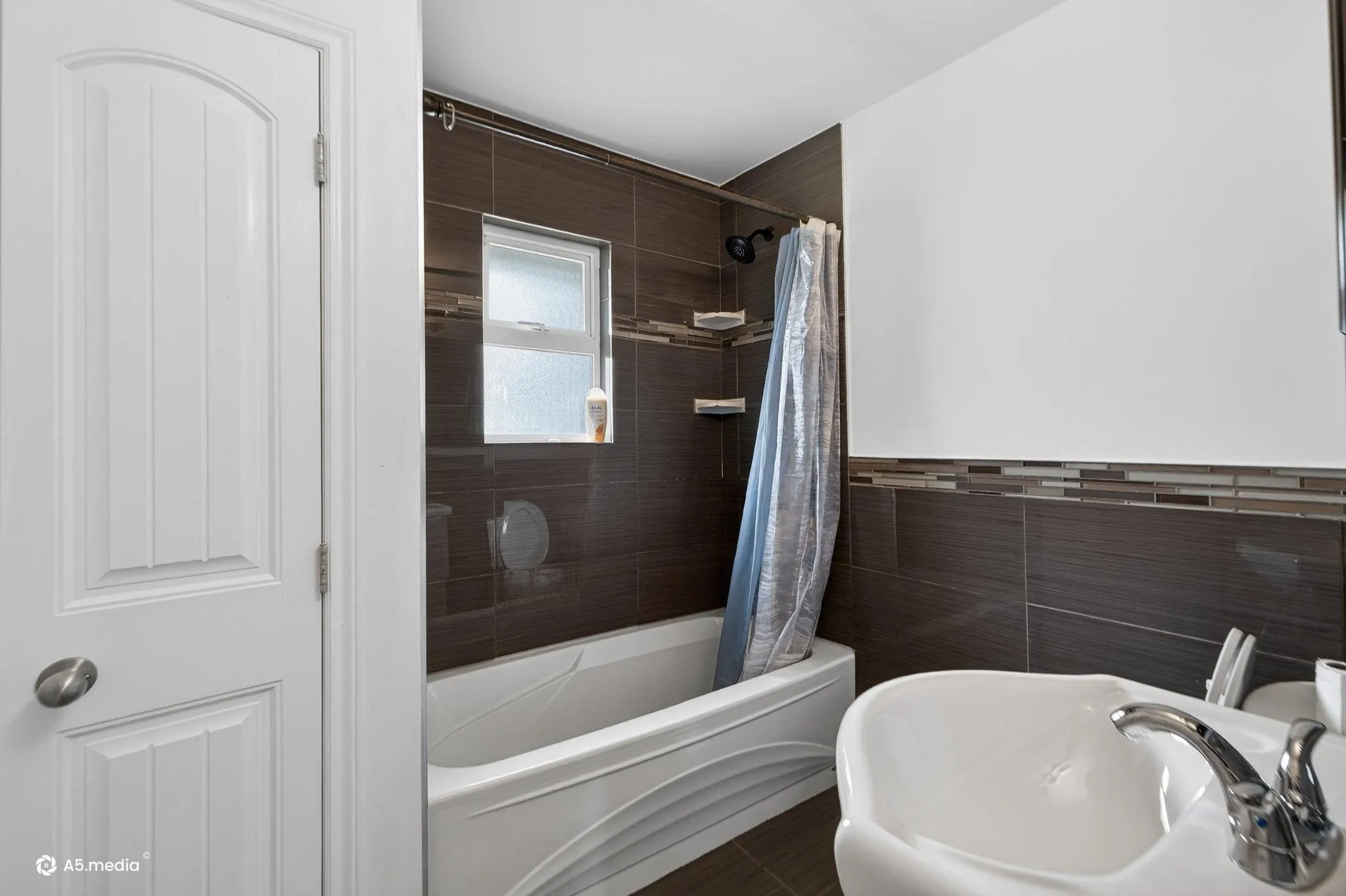 14032 Grosvenor Road