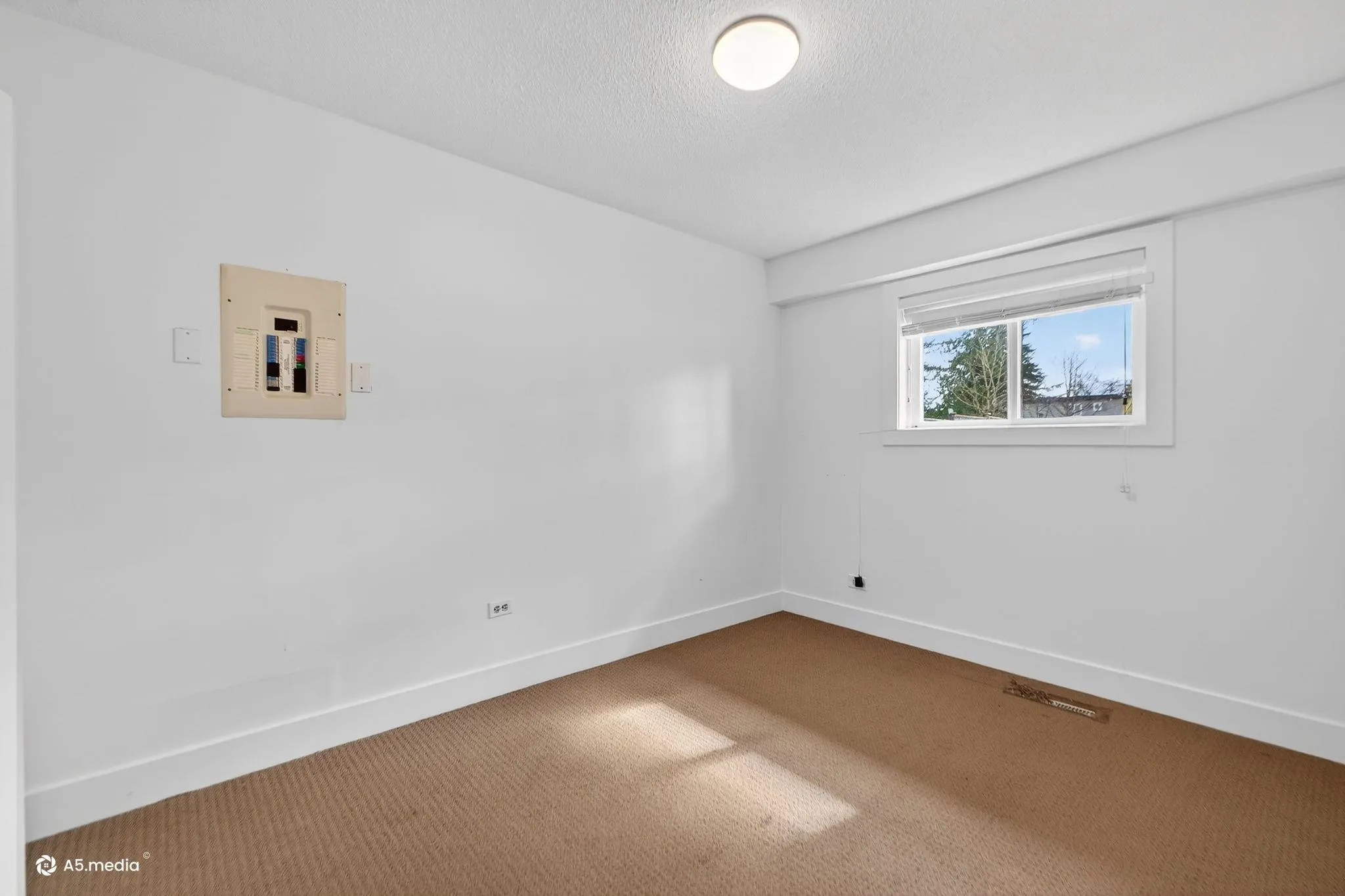 14032 Grosvenor Road