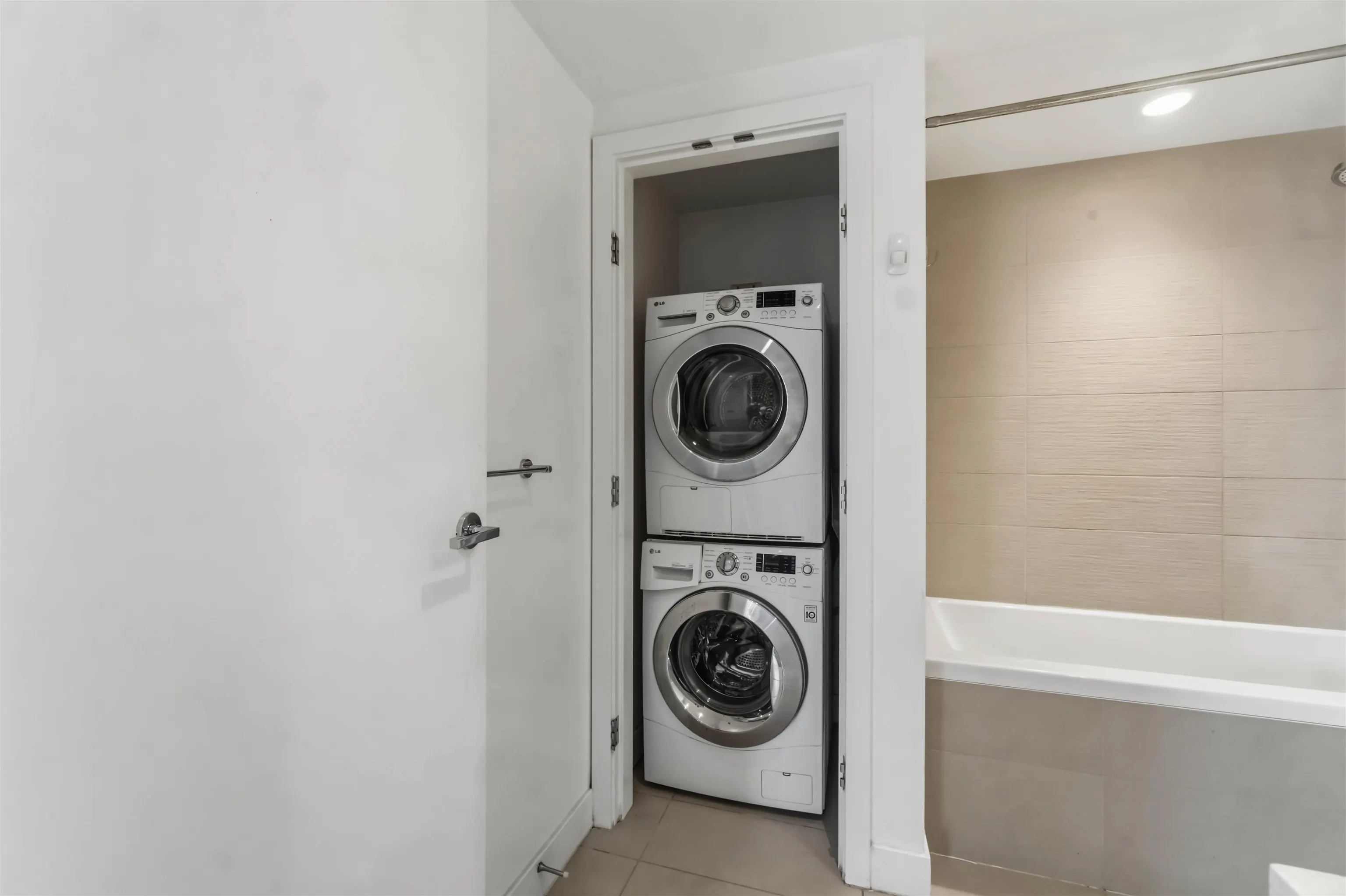 288 W 1st Avenue #808