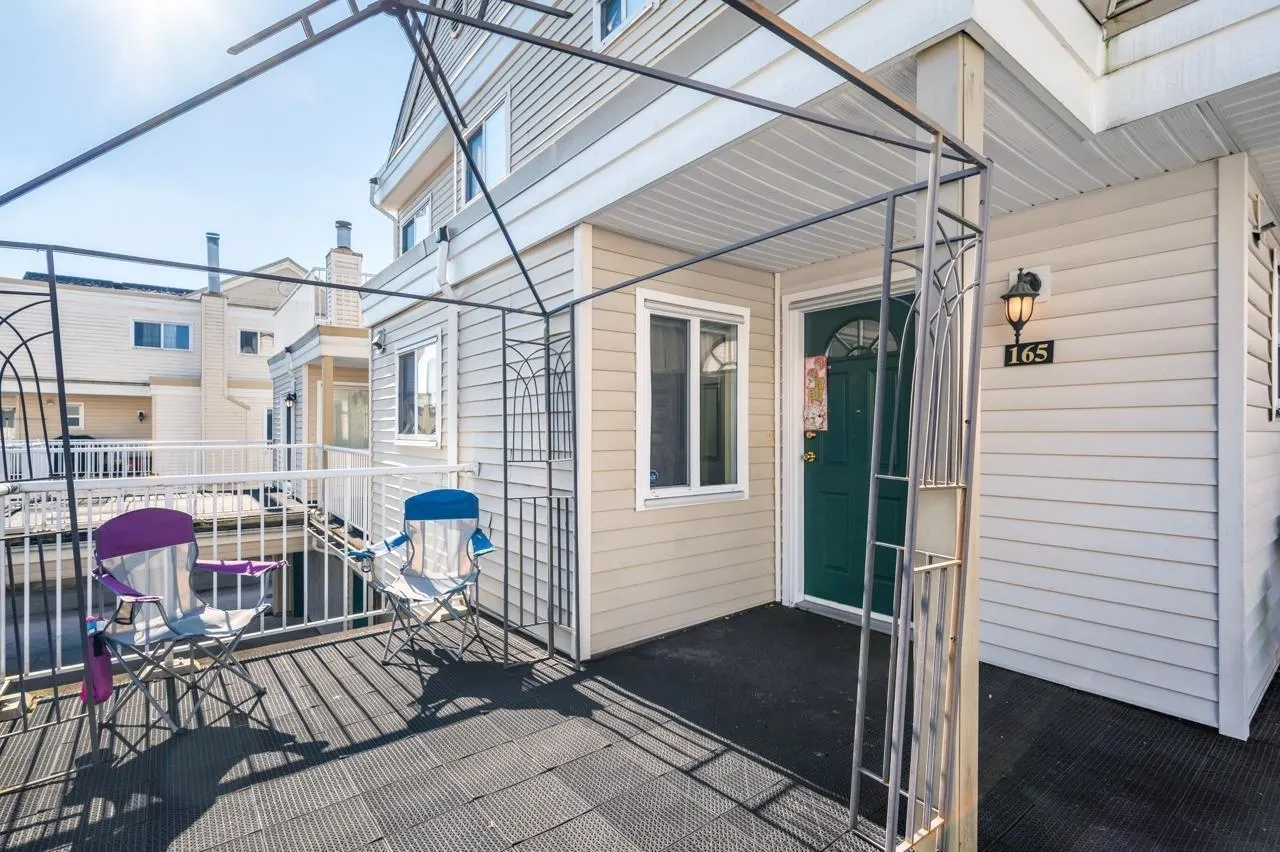10077 156 Street #165