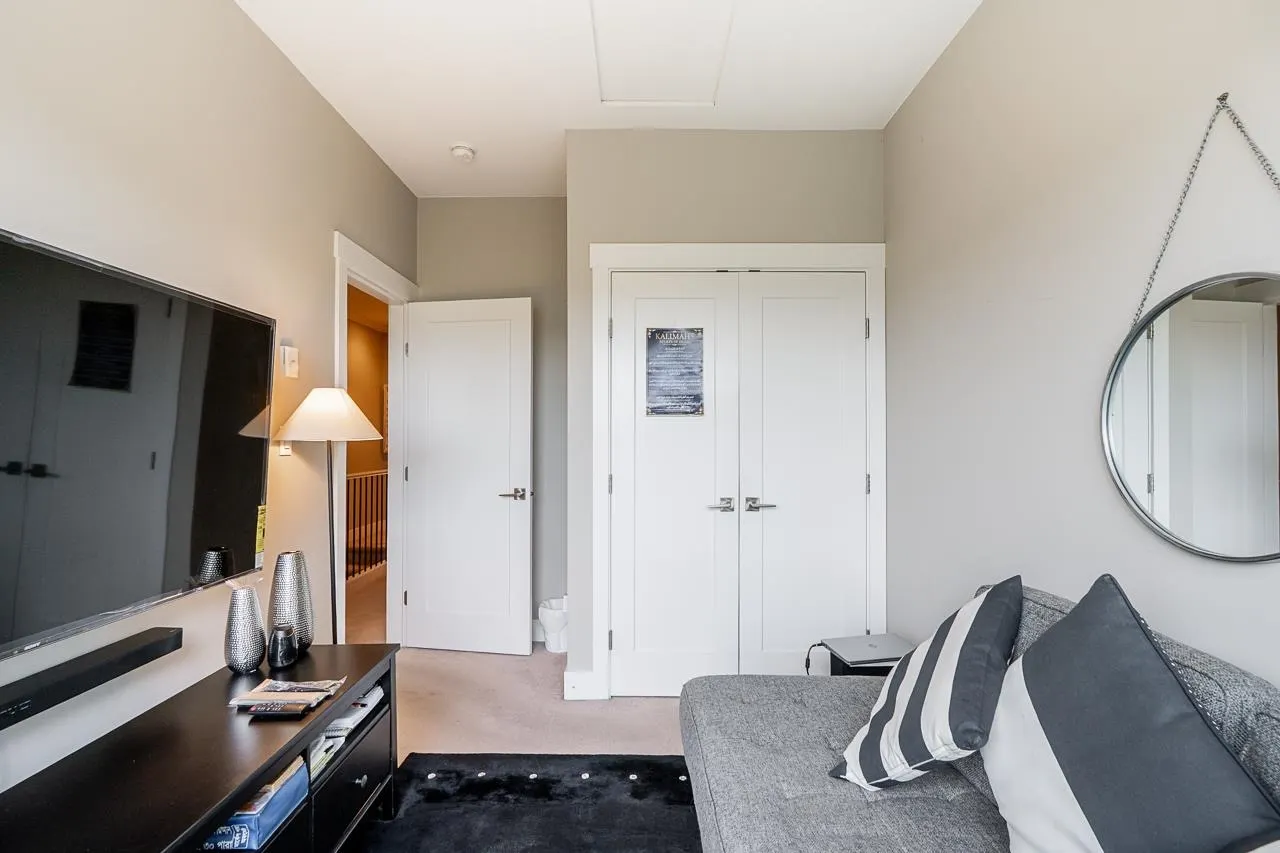 16488 64 Avenue #90