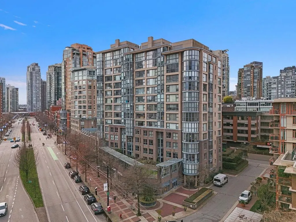 238 Alvin Narod Mews #404