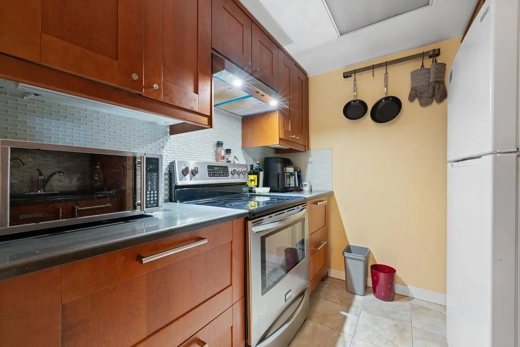 238 Alvin Narod Mews #404
