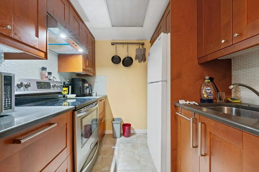 238 Alvin Narod Mews #404