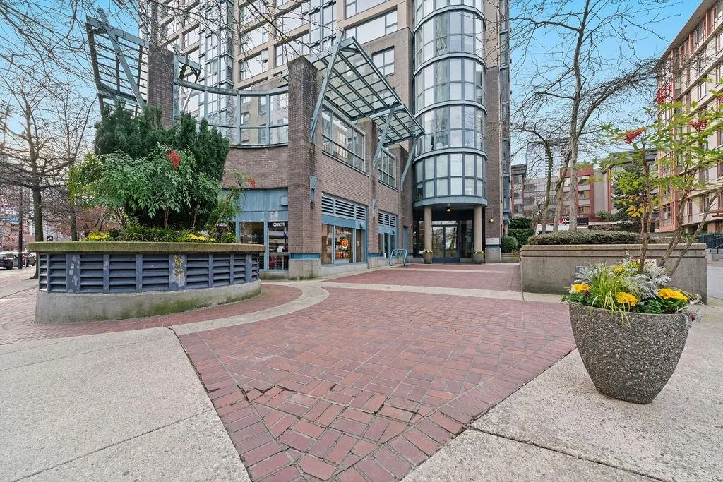 238 Alvin Narod Mews #404