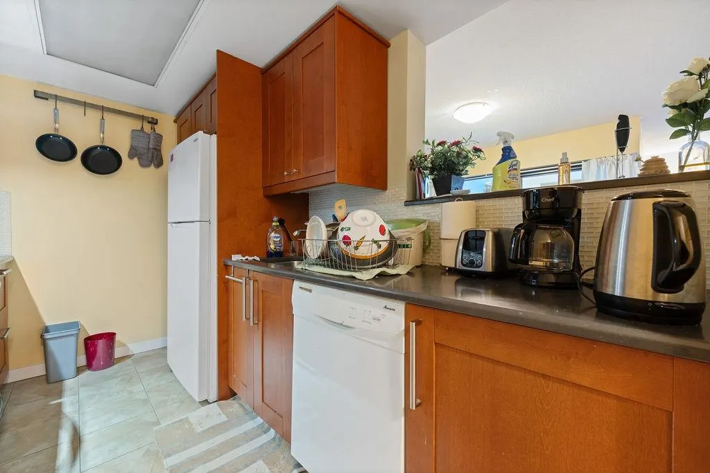 238 Alvin Narod Mews #404