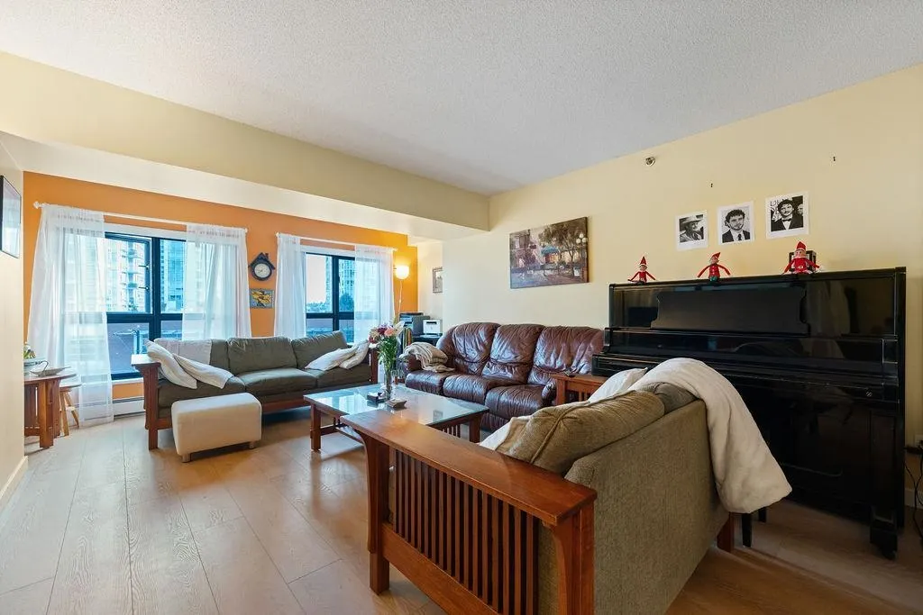 238 Alvin Narod Mews #404
