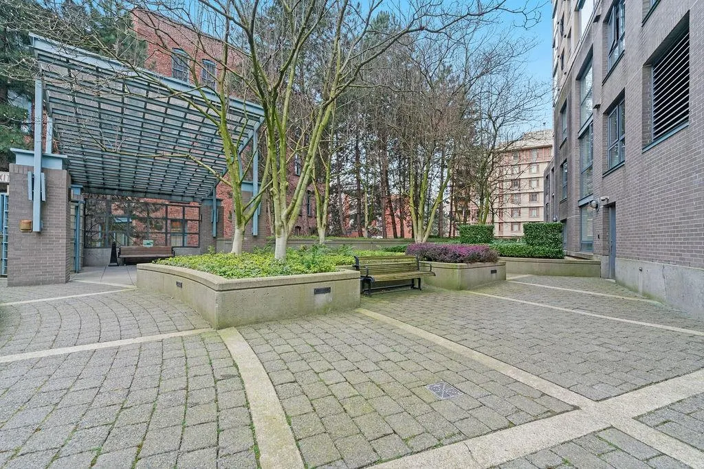 238 Alvin Narod Mews #404
