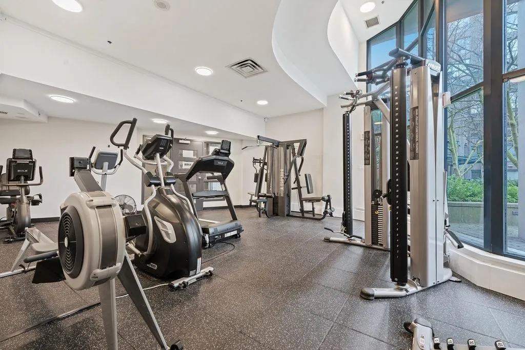 238 Alvin Narod Mews #404