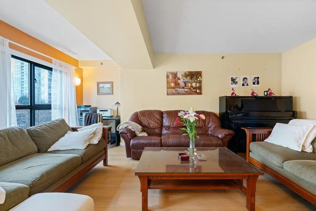 238 Alvin Narod Mews #404