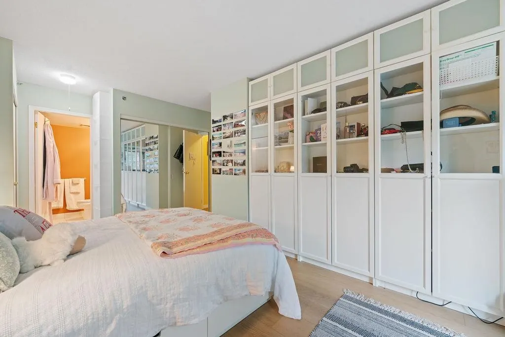 238 Alvin Narod Mews #404