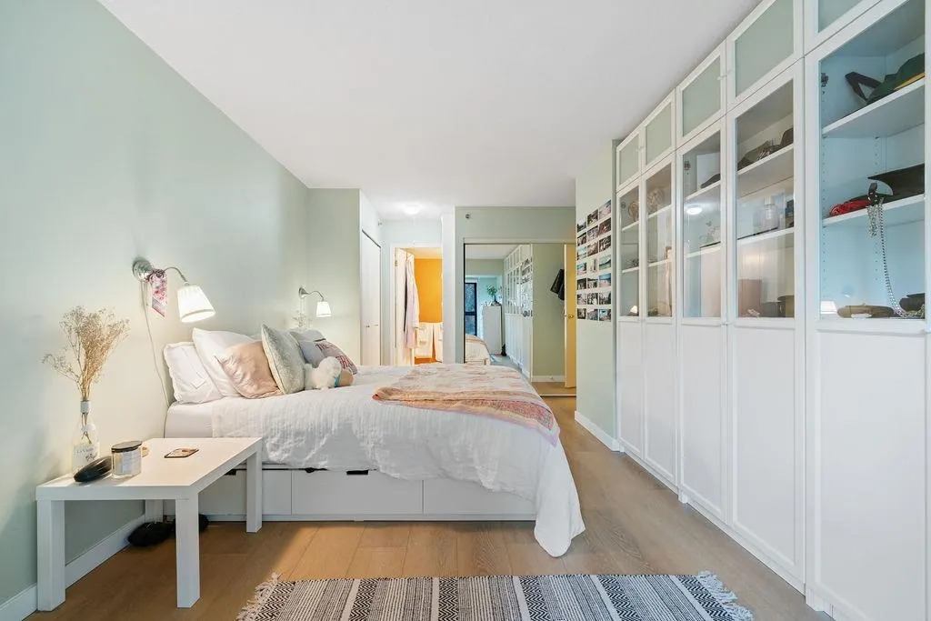 238 Alvin Narod Mews #404