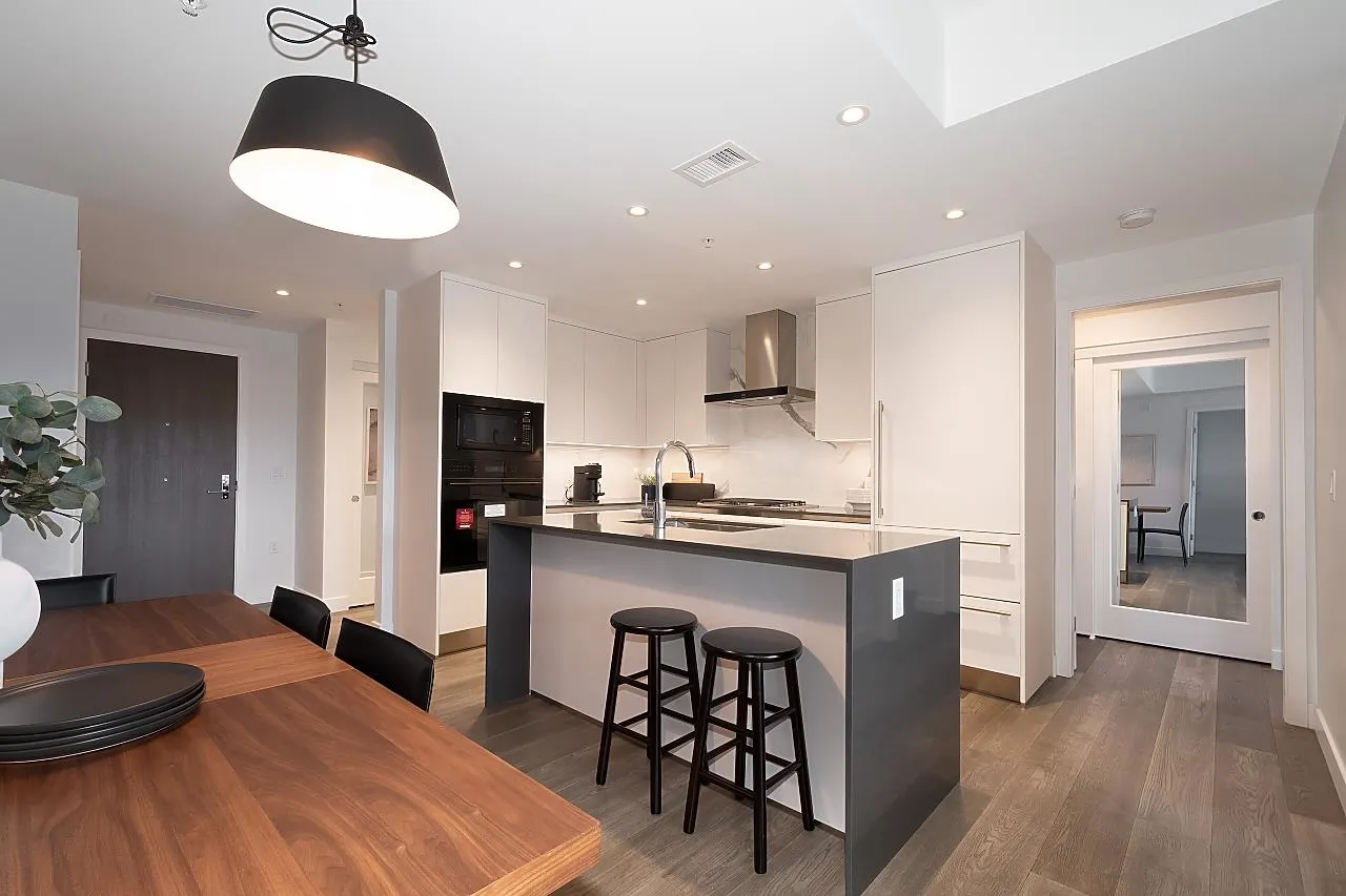 717 W 17th Avenue #201