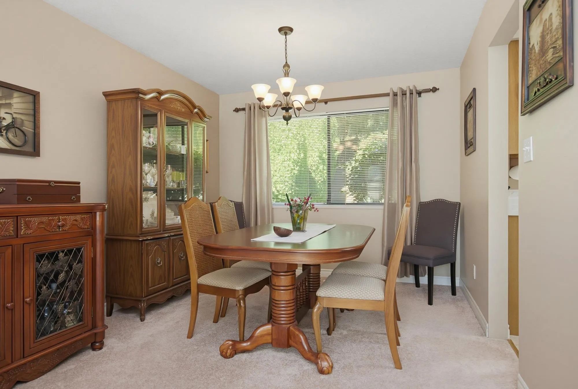 2358 Cameron Crescent
