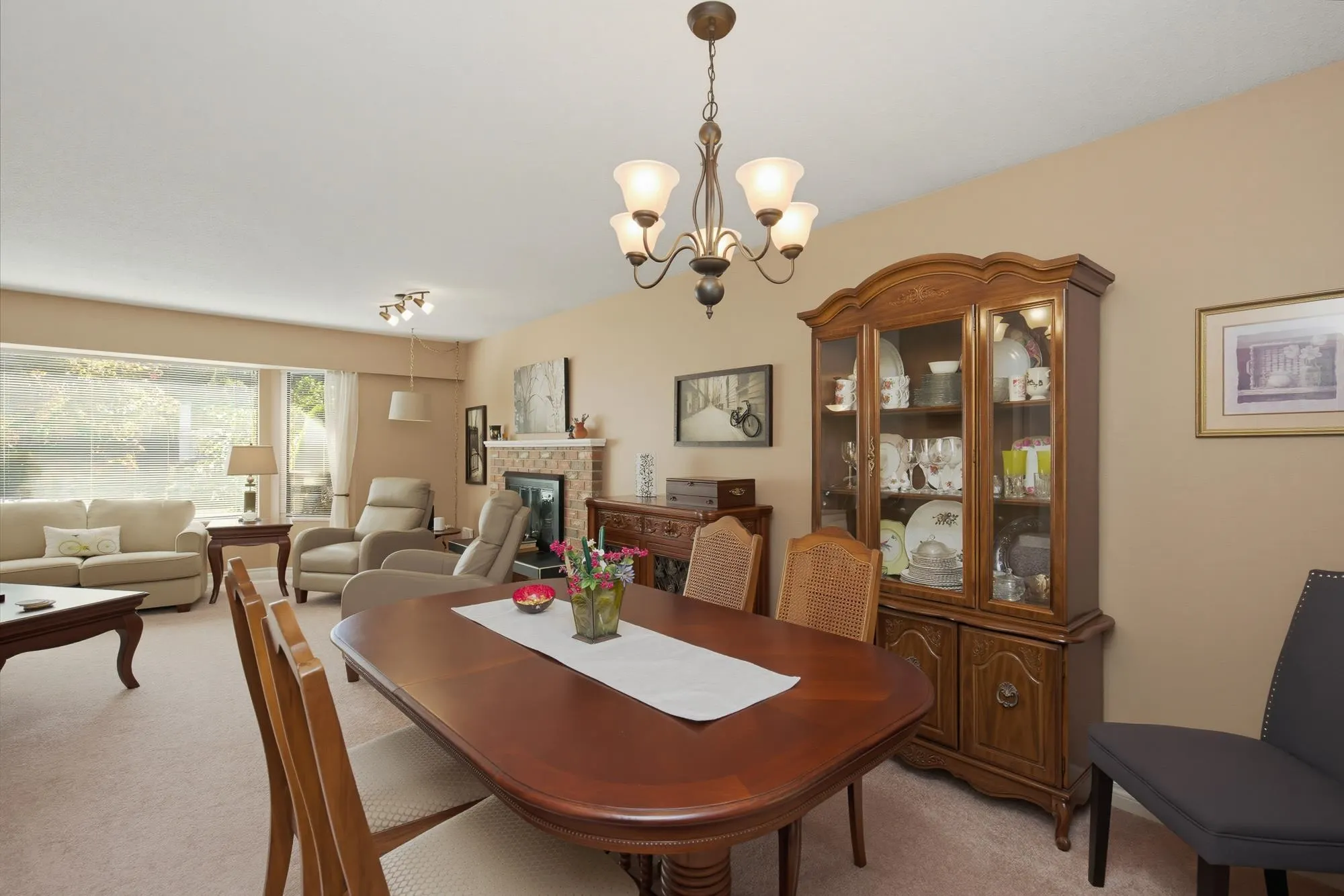 2358 Cameron Crescent