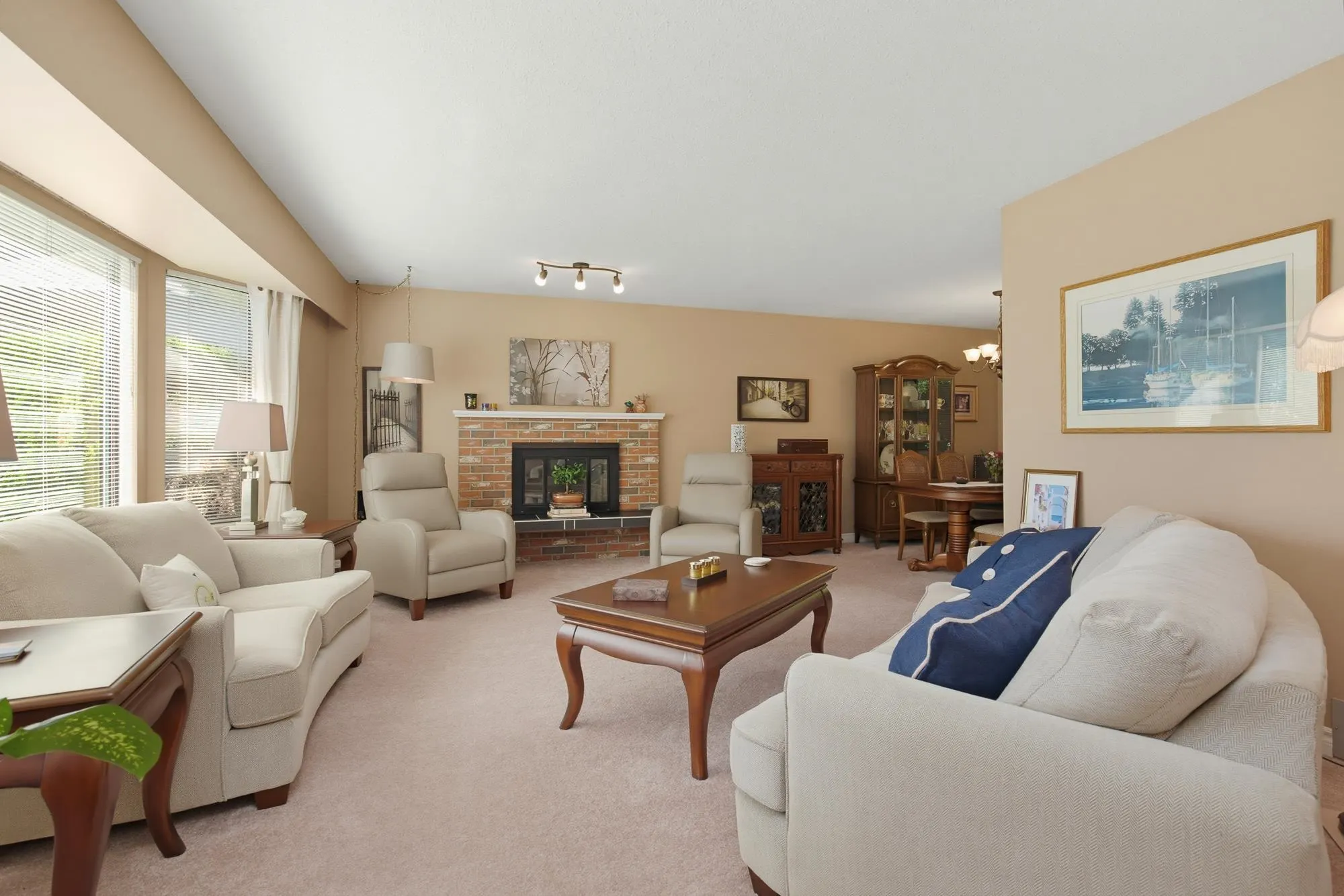 2358 Cameron Crescent