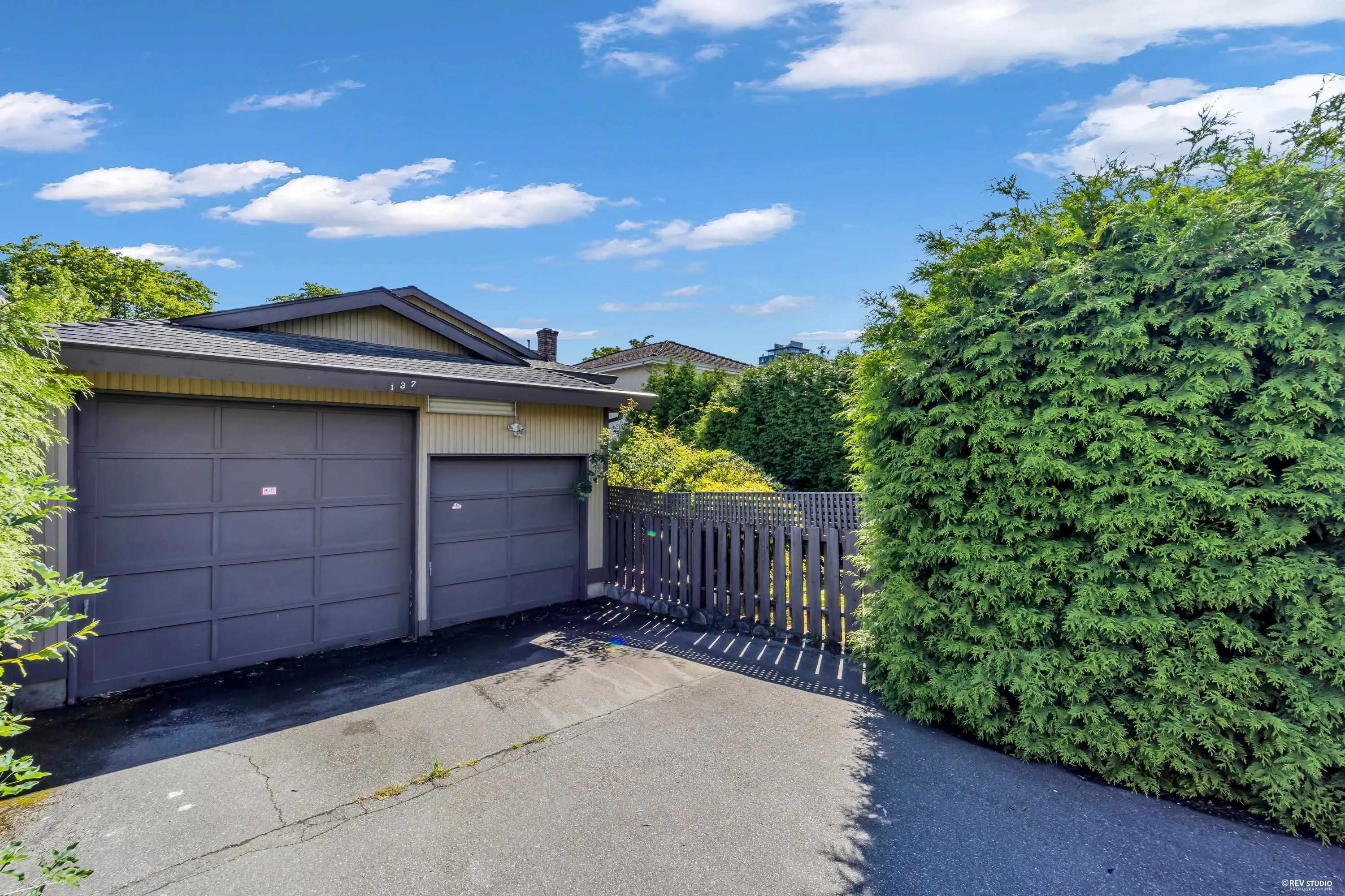137 W Woodstock Avenue